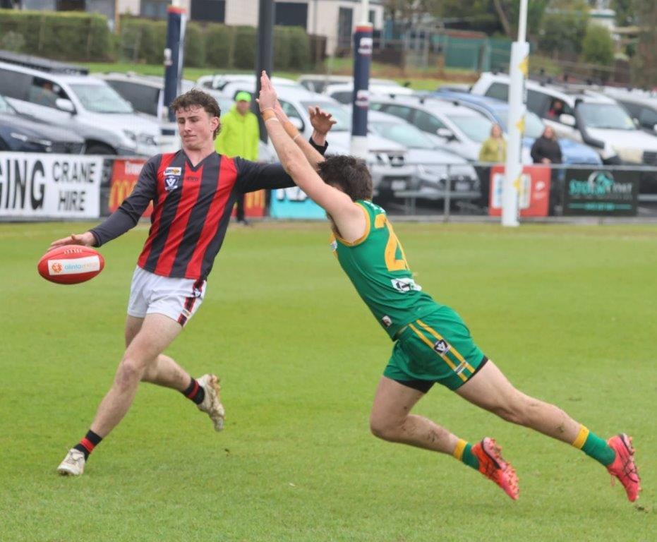 Parrots' Under 18s bow out on a rainy Traralgon day