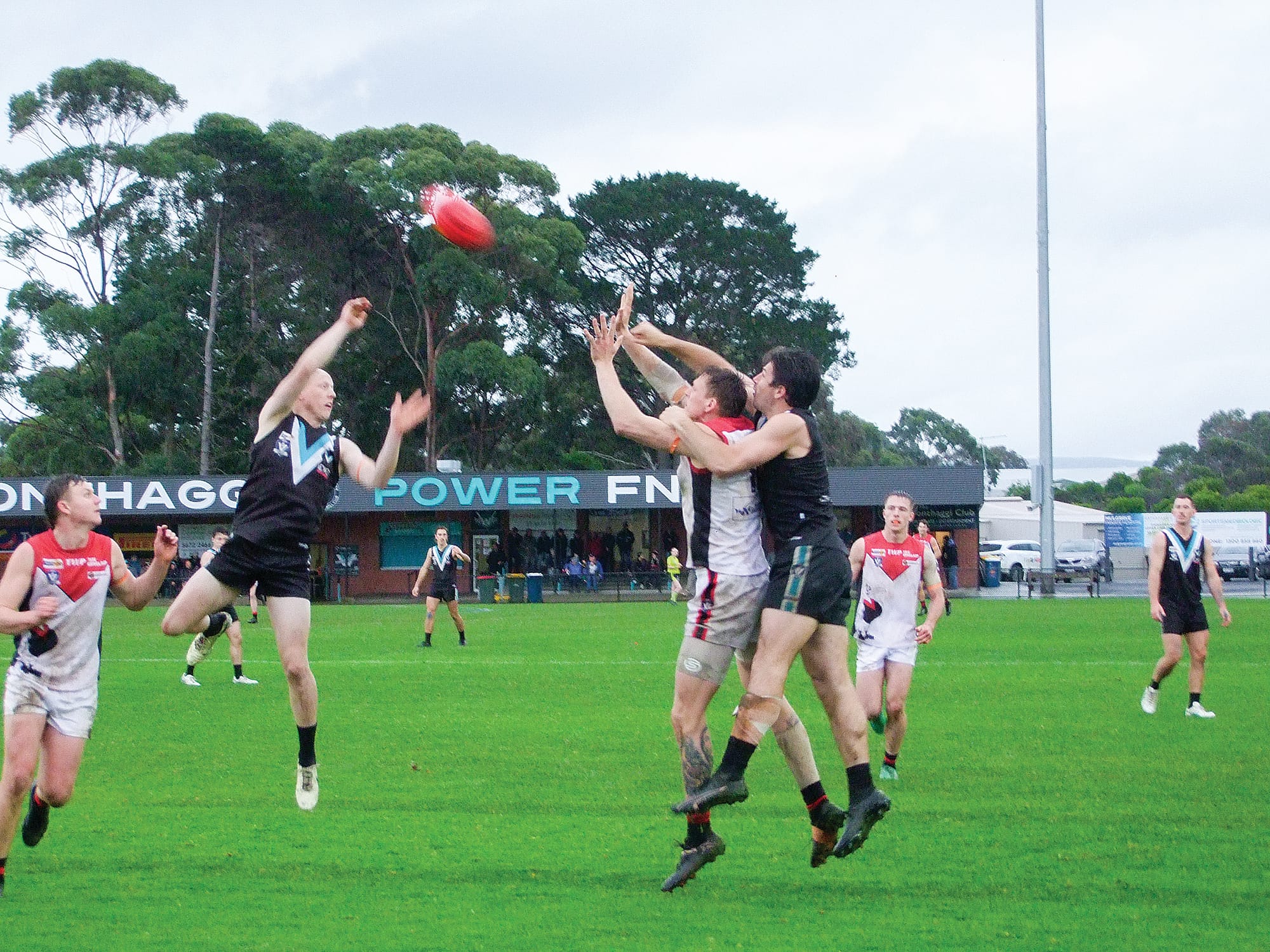 Shannon Bray spoils against Warragul. Photo: Paul Landells.