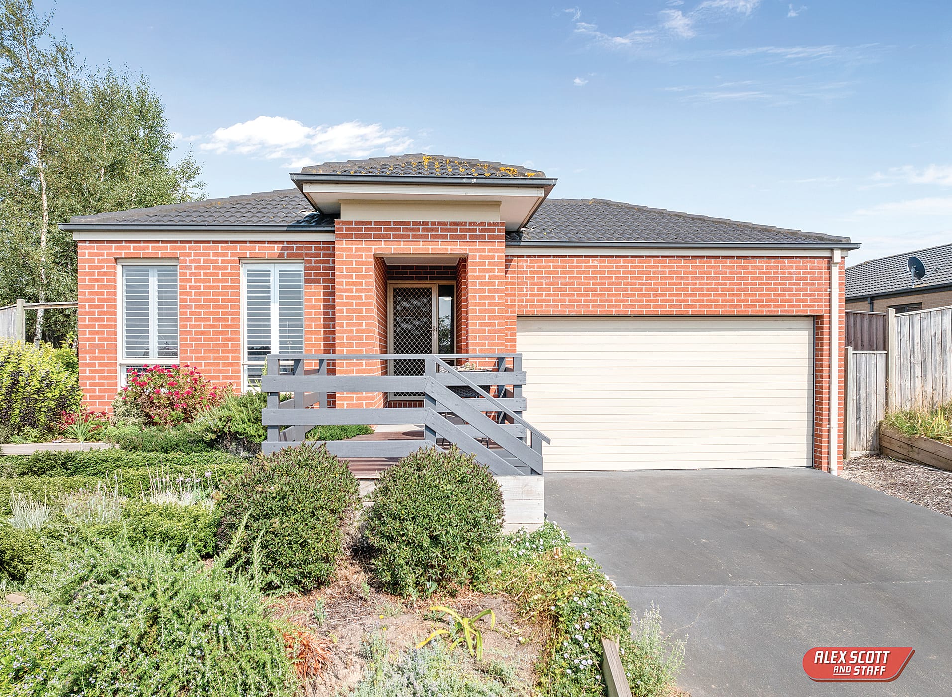 Stylish home, lovely garden setting