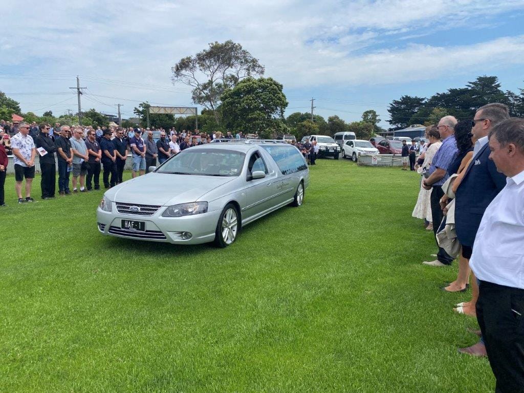 Emotion-charged applause as 'Cobra' leaves the field at Korumburra