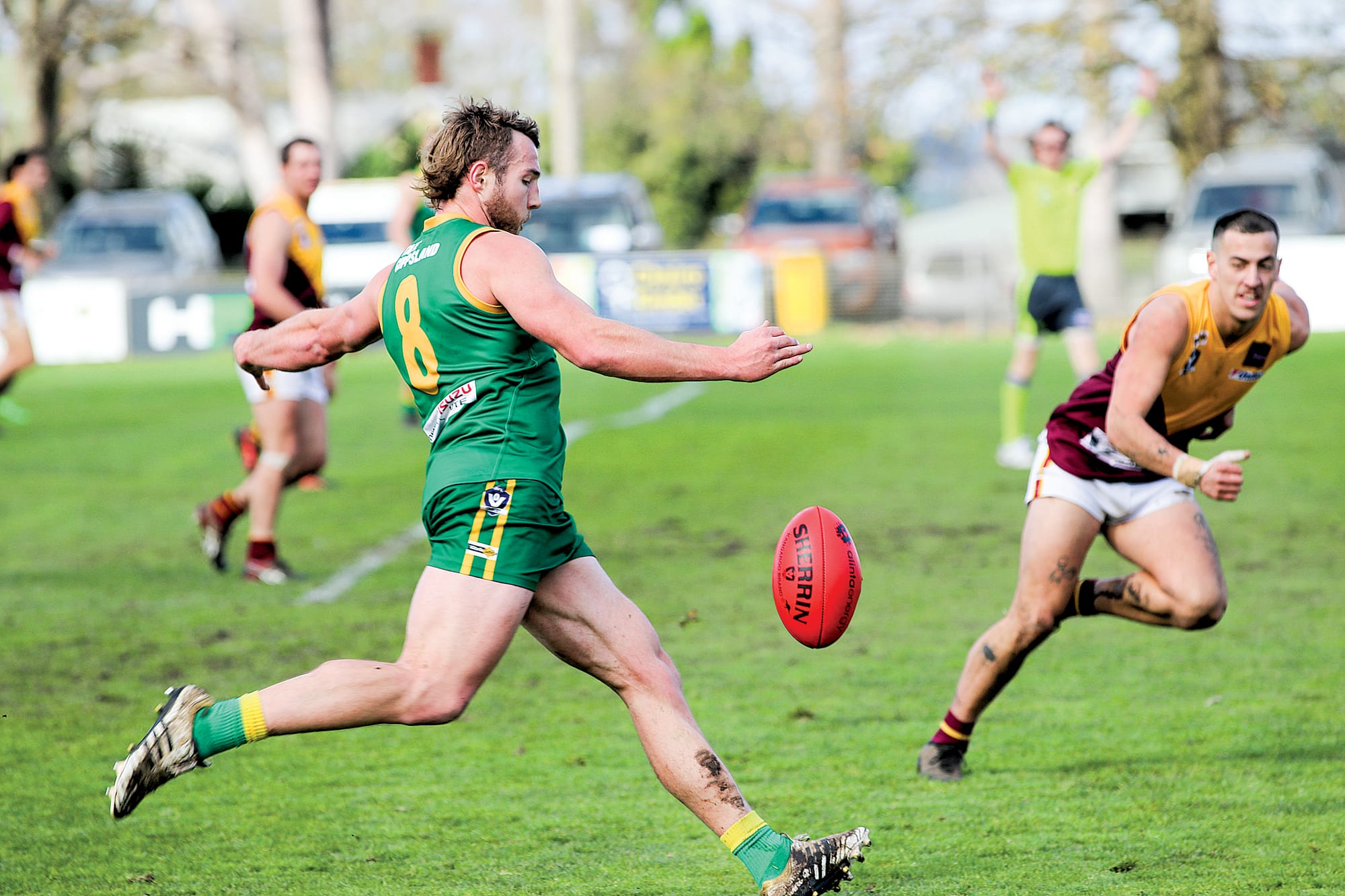 Tom Marriott kicks long down to Pellicano in the first quarter. Z37_3422