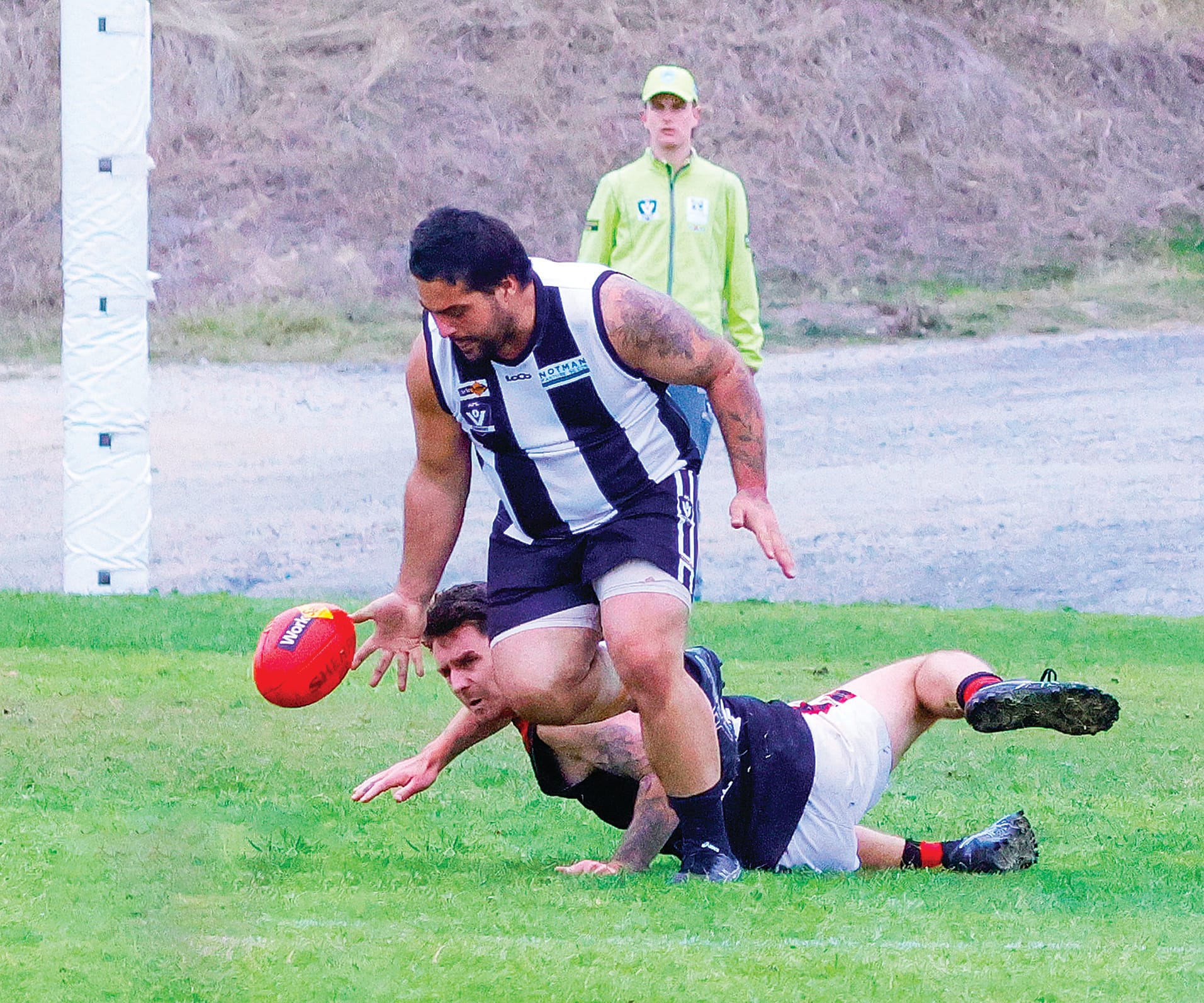 Rhys Shulz Poowong Seniors propelling the ball forwards with one hand.
Photo: Jeff Tull