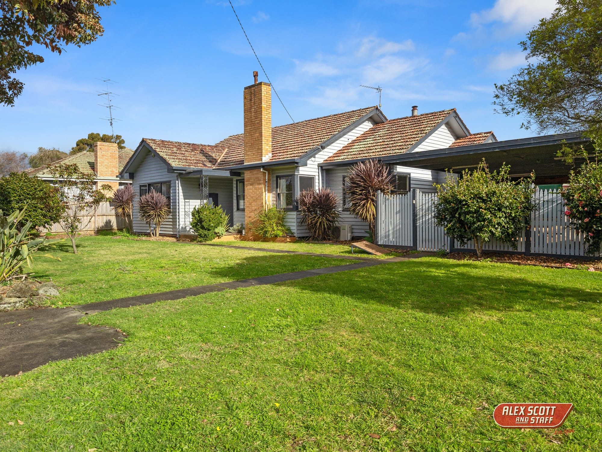 Convenient location on a massive flat block with huge shed