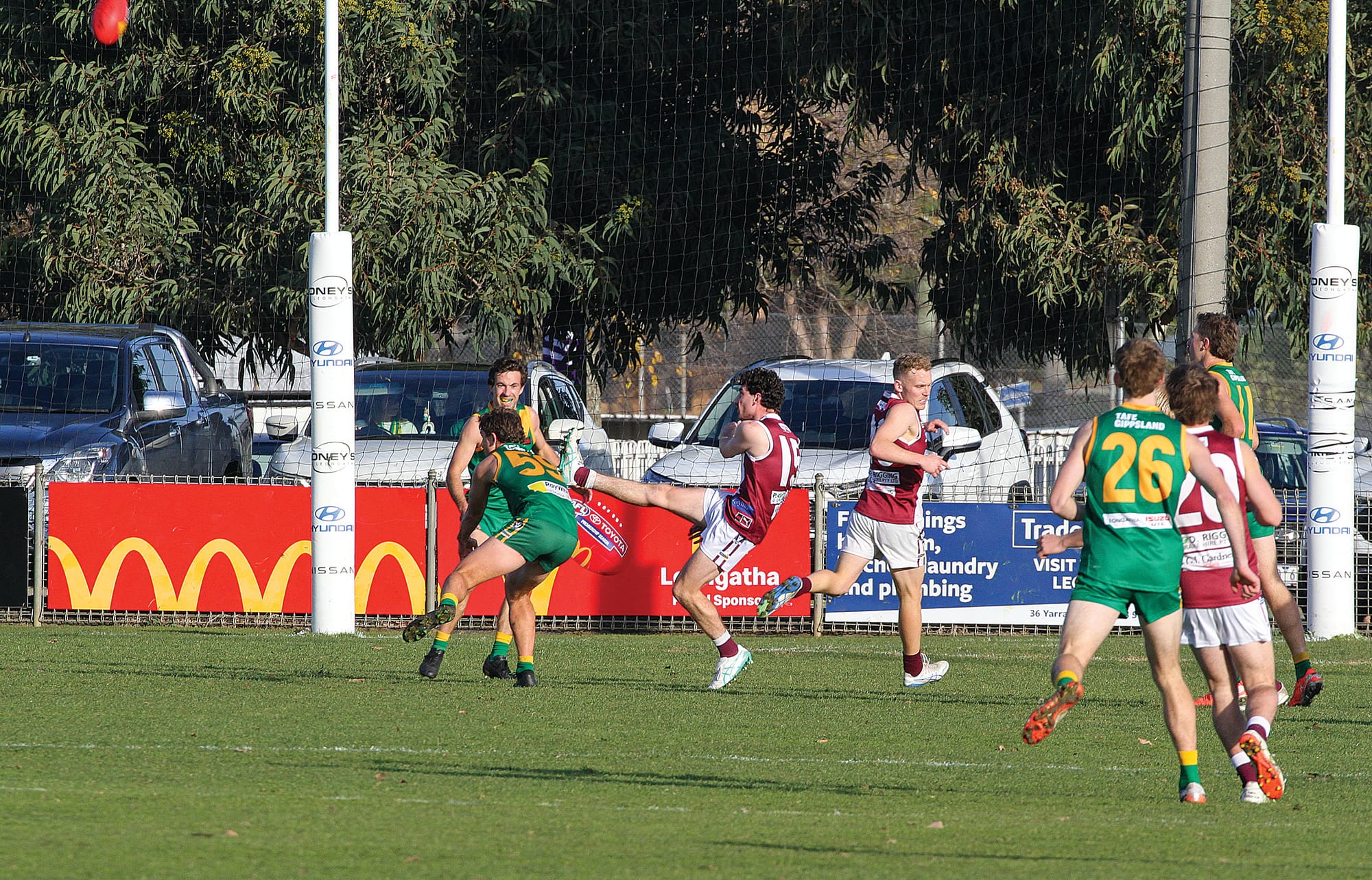 Aaron Heppell, one of the Parrot’s best players on the day, attempted to smother a kick from Lucas Tripodi on the Maroons backline. B67_2525