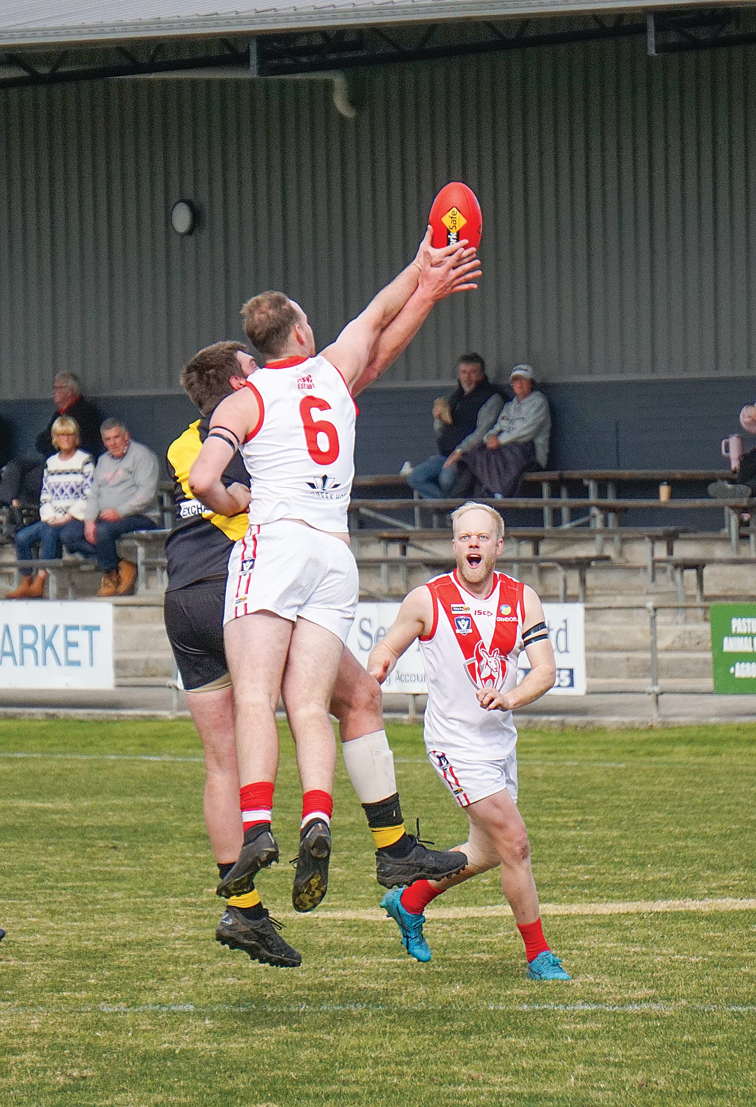 Fish Creek’s Jai Stefani contests the ruck. ns17_3324
