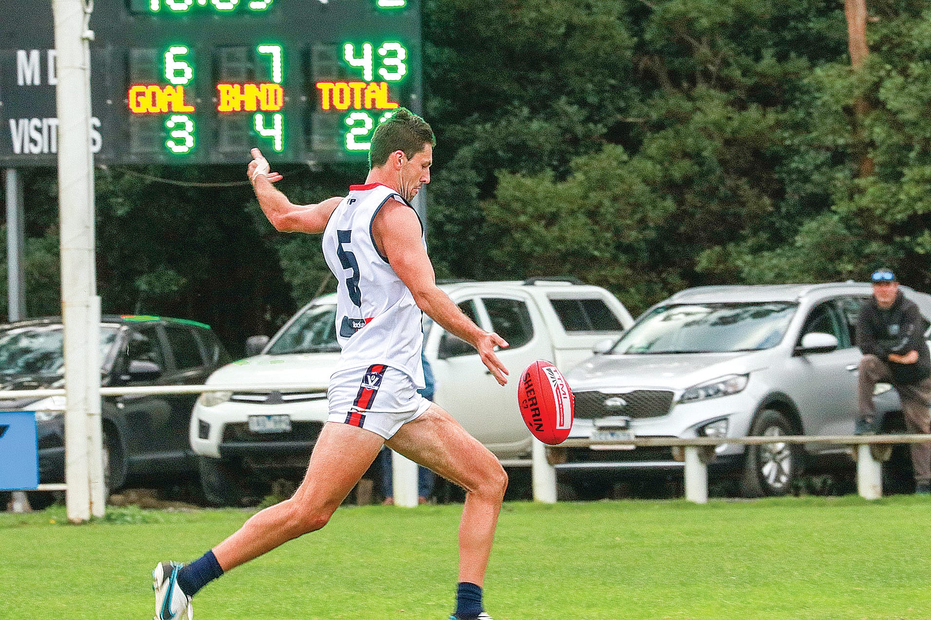 Ashleigh Allen takes the ball down the line for goal against Boolarra in the first half. Z22_1823