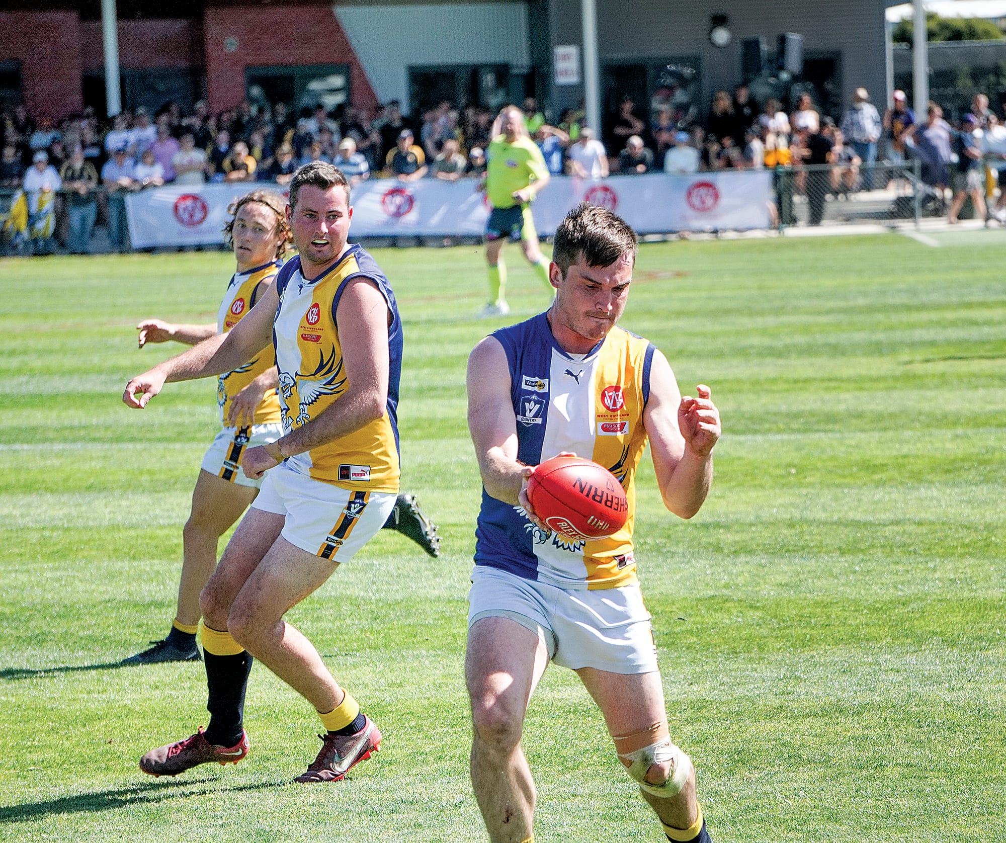 Barry Withers juggles an awkward ball position. Ns193823