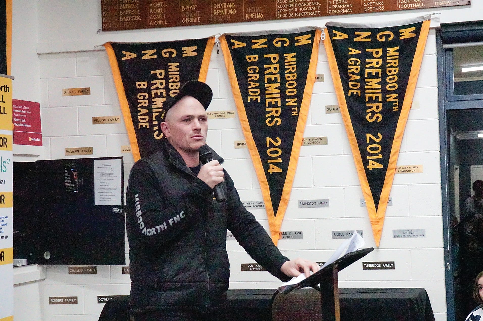The Tiger’s senior coach Damien Turner gets the evening started. Ns39_3024