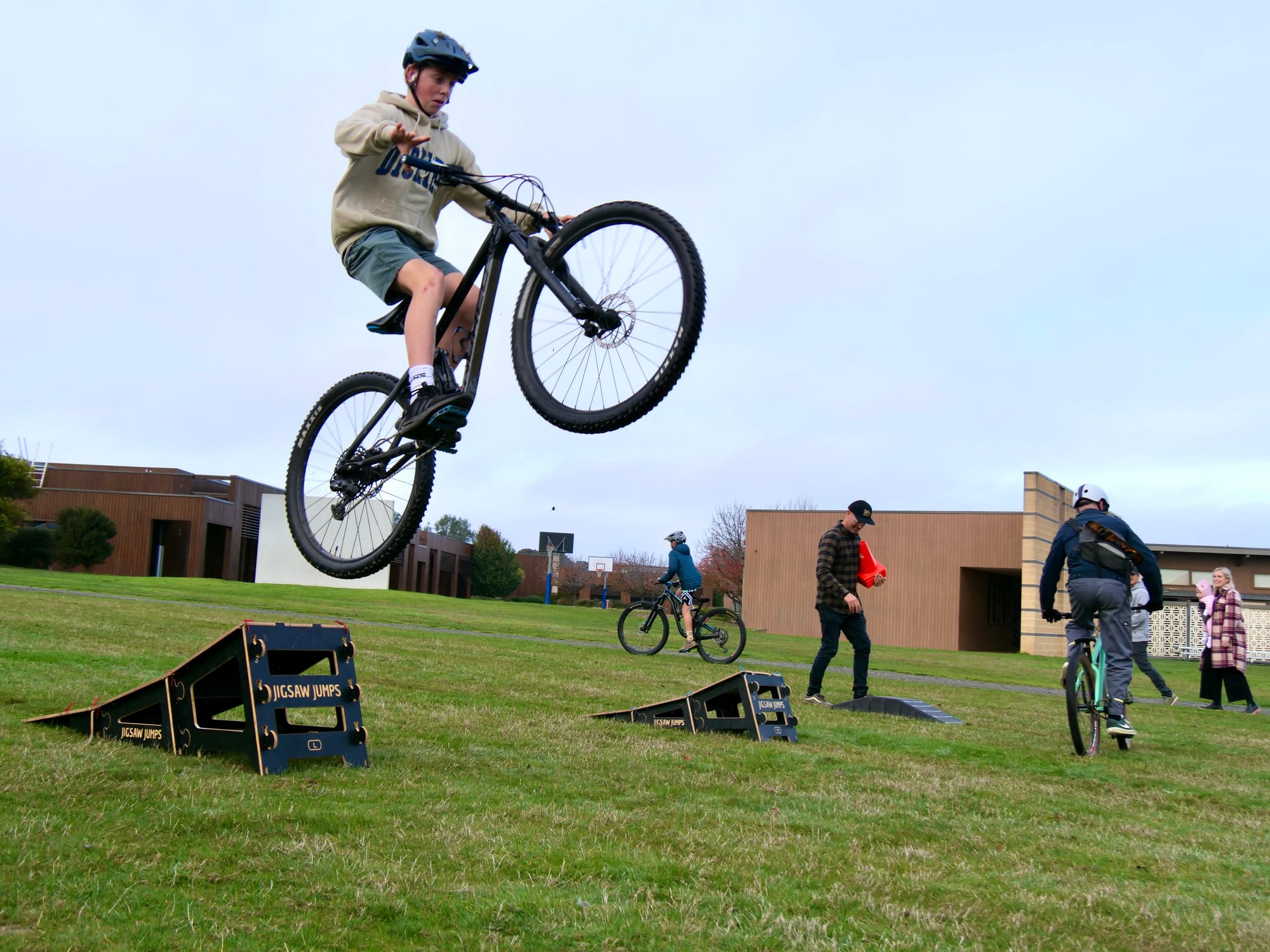 The benefits for fitness and mental health are all part of Newhaven College’s embracing of the newly established MTB Academy and creating the pump track on campus. Year 9 student Zack Sund couldn’t wait to find some air on his mountain bike.