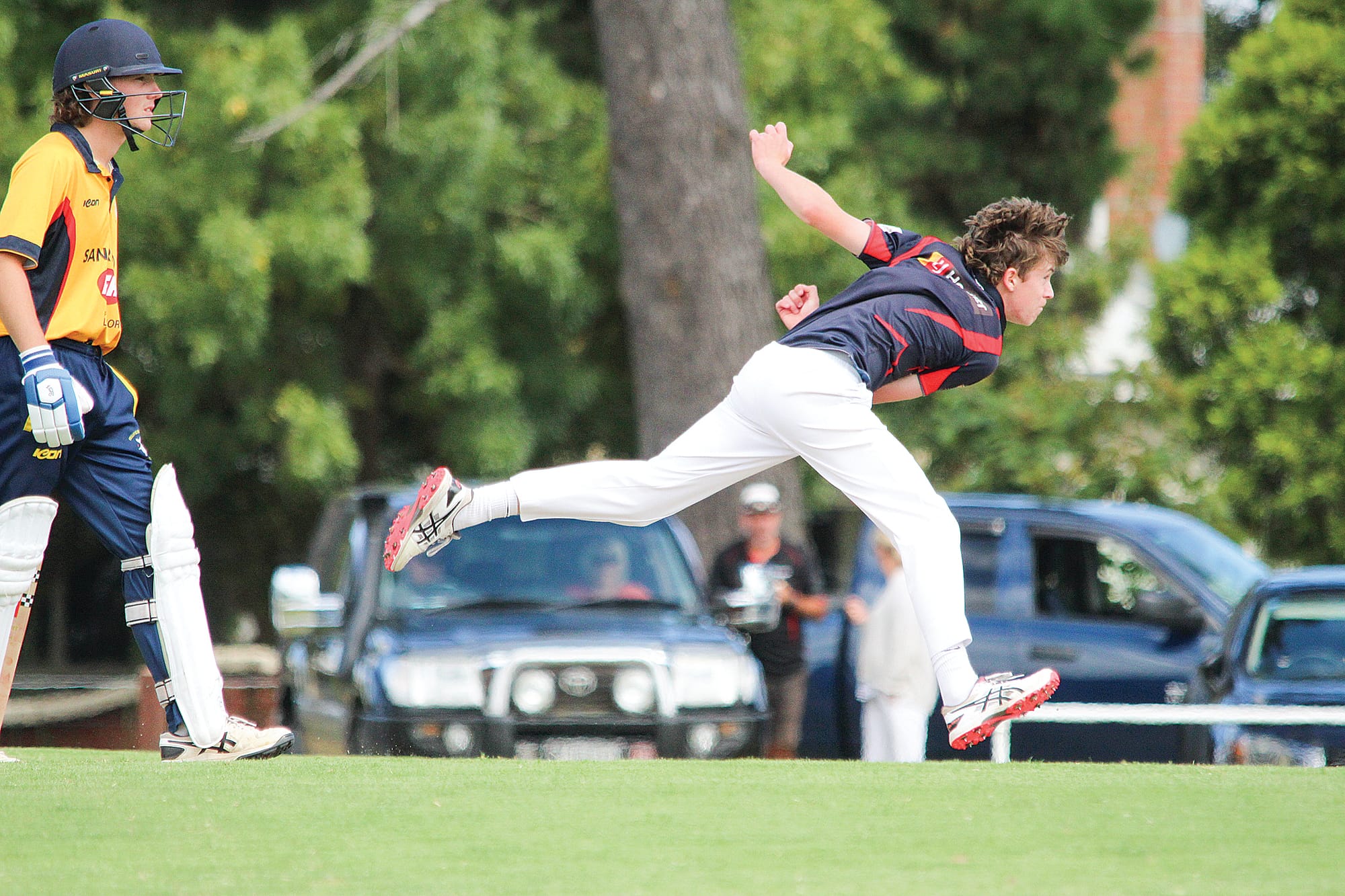 Stingrays quick Jesse Dugard was steaming in for his side in their loss to Phillip Island. B14_1123