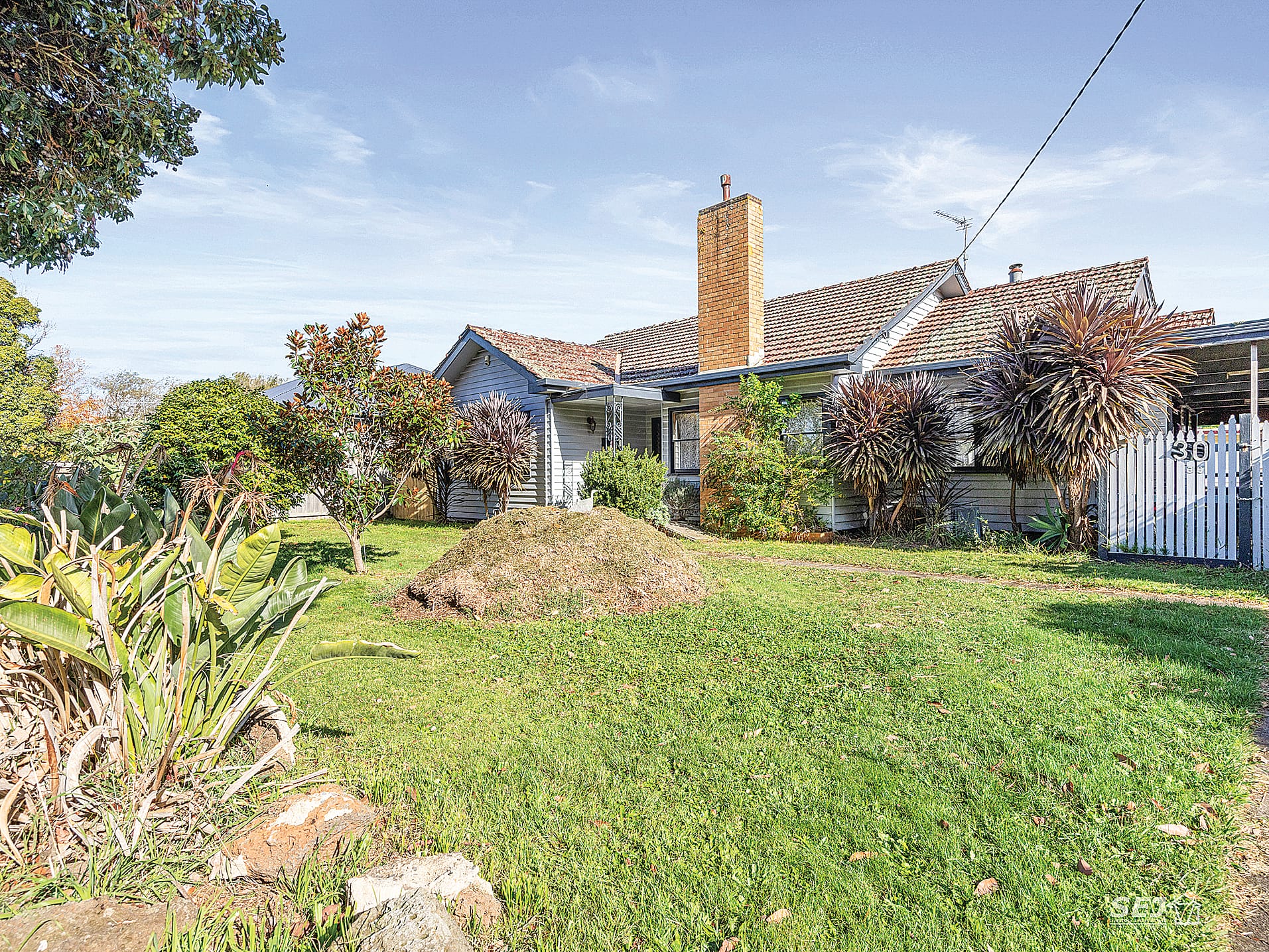 Walk to shops & huge shed!