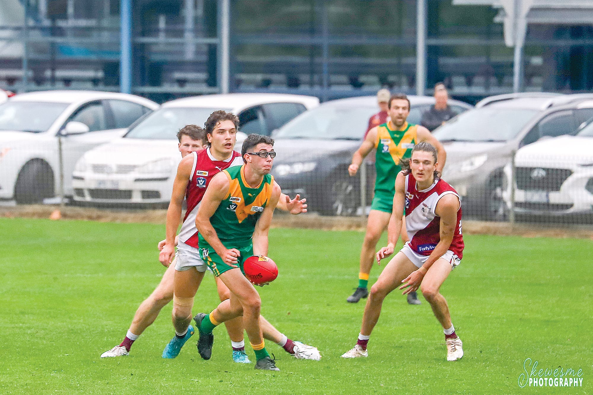 Cooper Alger finds an open player for the Parrot’s on Saturday. Photo Tracey – Skewesme Photography.