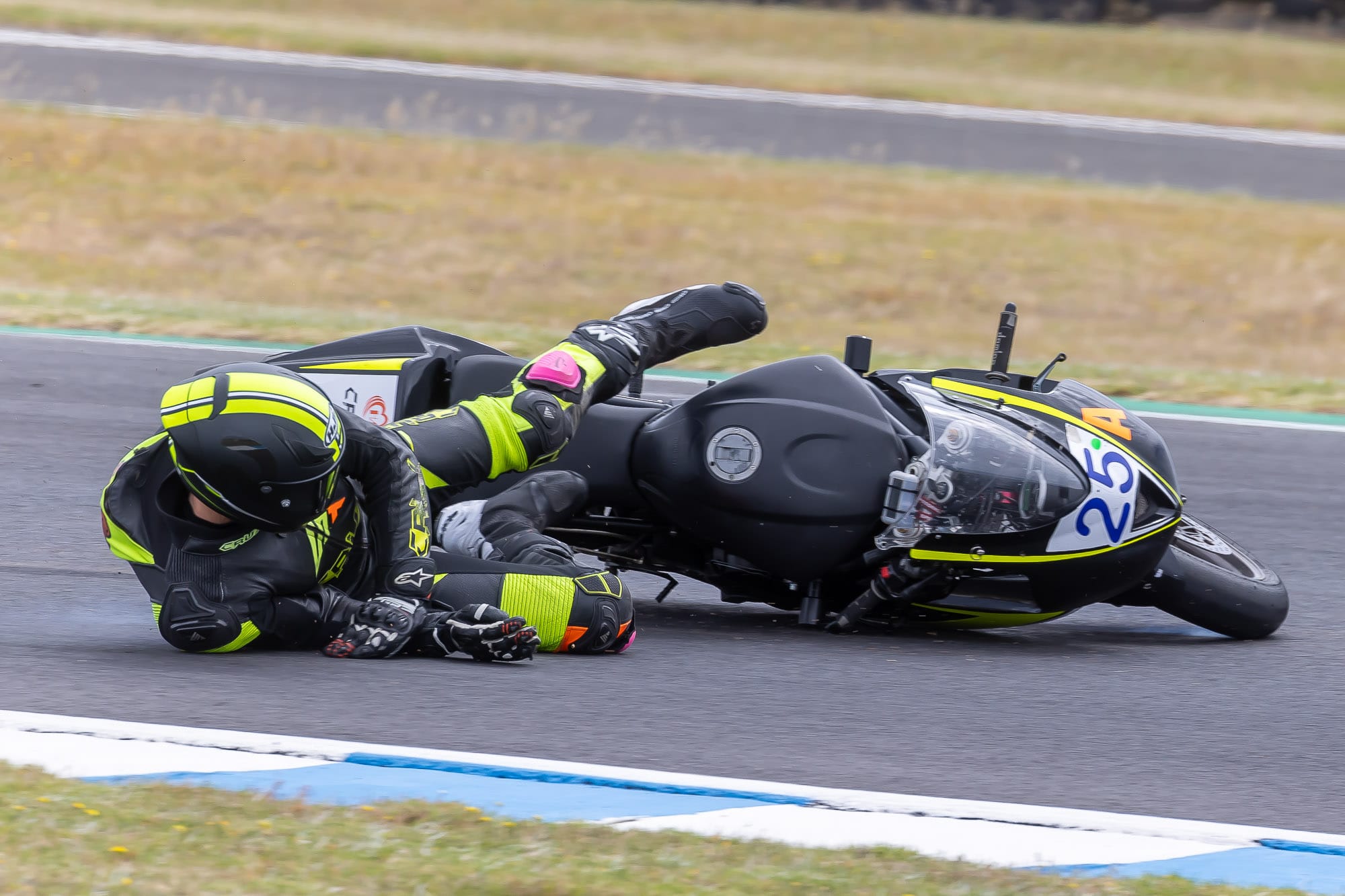 Brodie Gawith on the Yamaha 600 came to grief at turn four due to an oil spill from an earlier race. Fortunately, Brodie walked away all systems go.