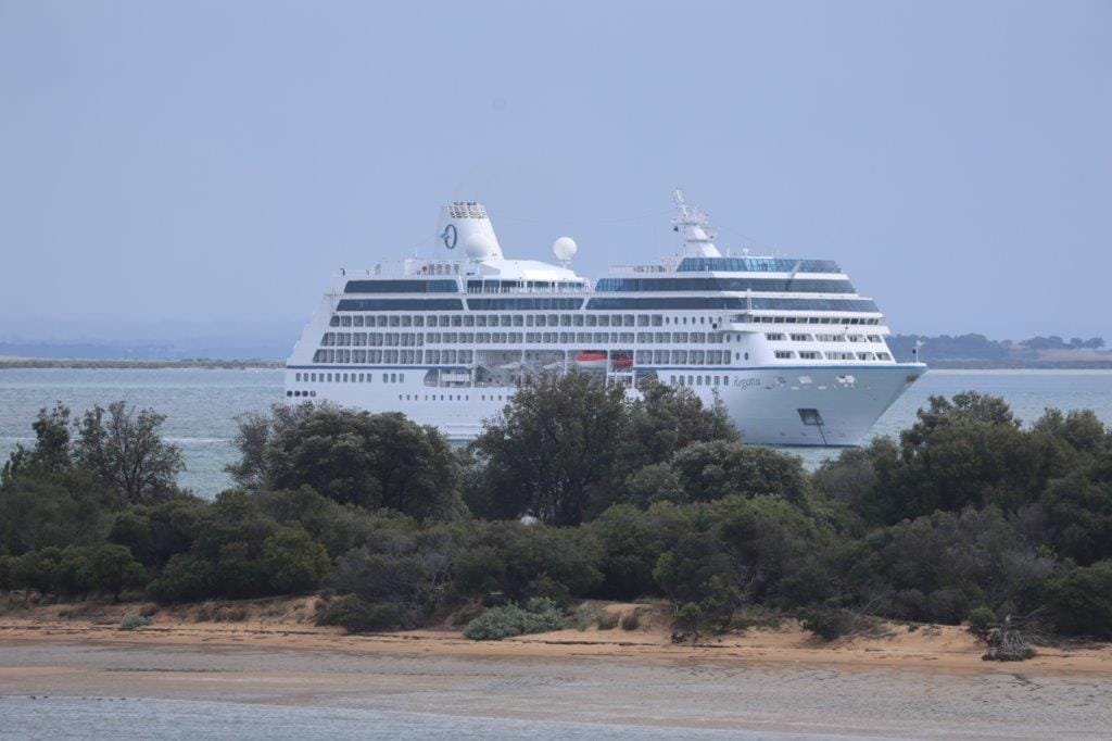 Band plays as ‘Regatta’ passengers arrive on Phillip Island