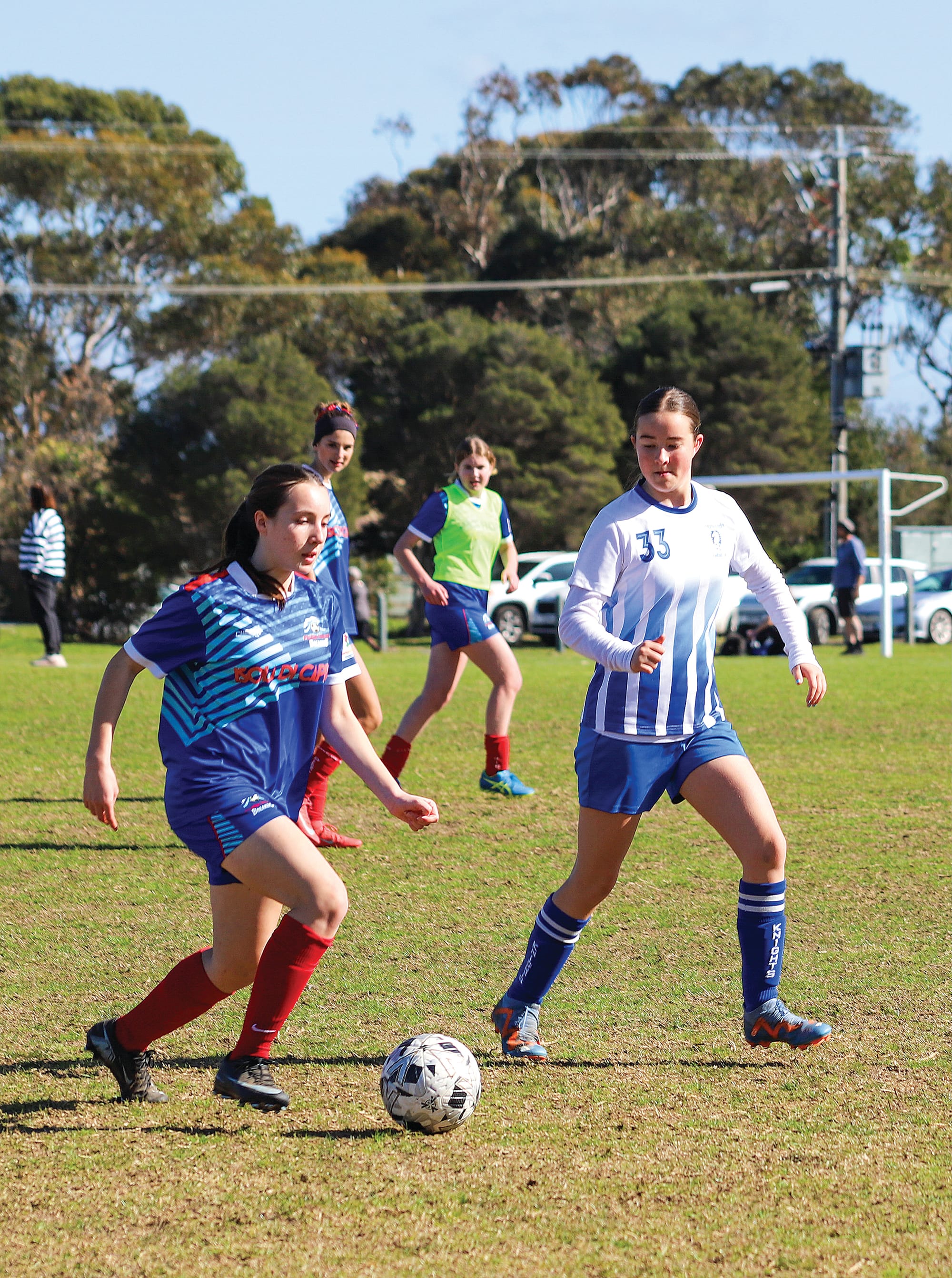 Leongatha’s Stella defends against her Phillip Island opponent. 