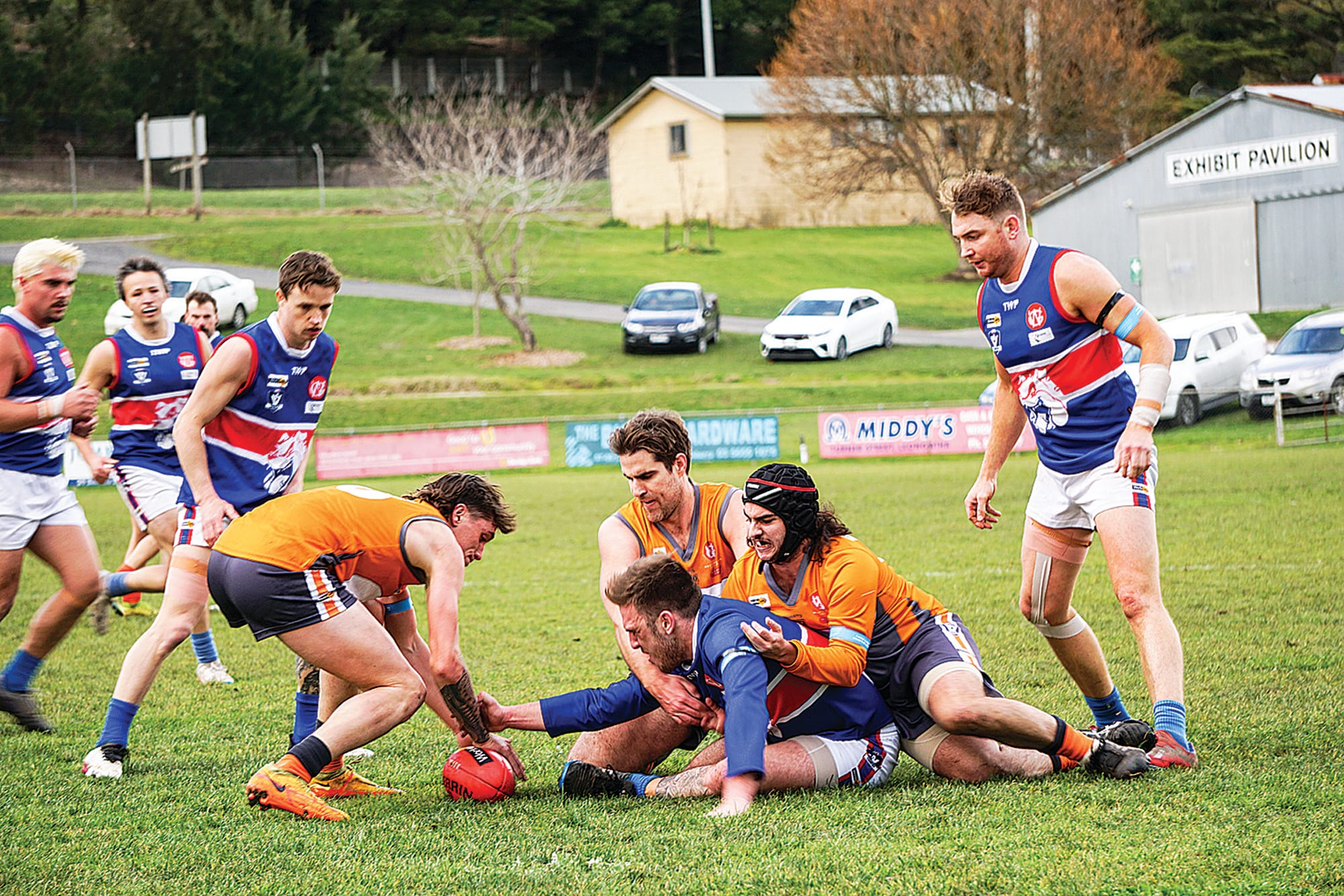 Korumburra Bena and Bunyip scramble for possession. Ns102922