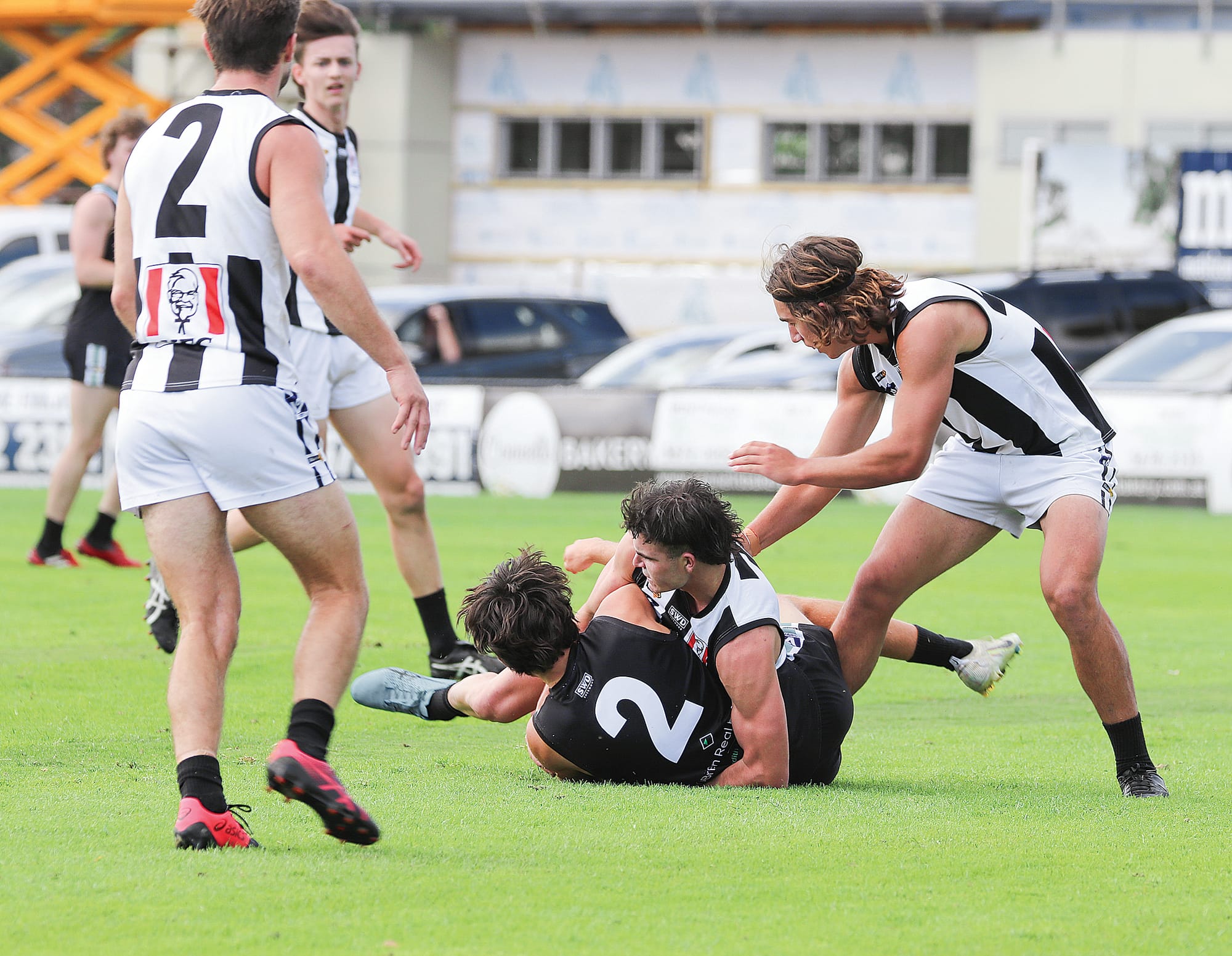 Wonthaggi Power’s Ryan Sparkes met with immense pressure from his Sale
opponents in the first quarter of the opening game of the season. Z27_1423