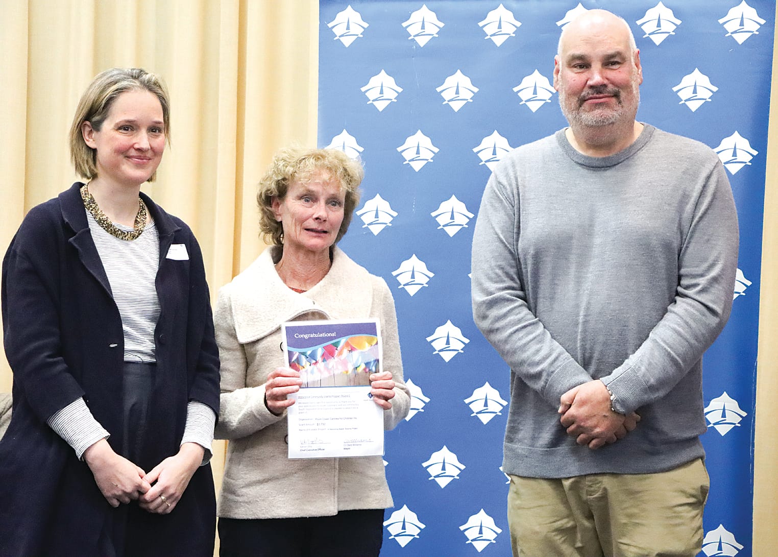 Beth Arnold and Sue Millett of Prom Coast Centres for Children Inc. receive $3750 towards ‘A Welcoming Space’, scoping project, with Cr Scott Rae. A19_3124
