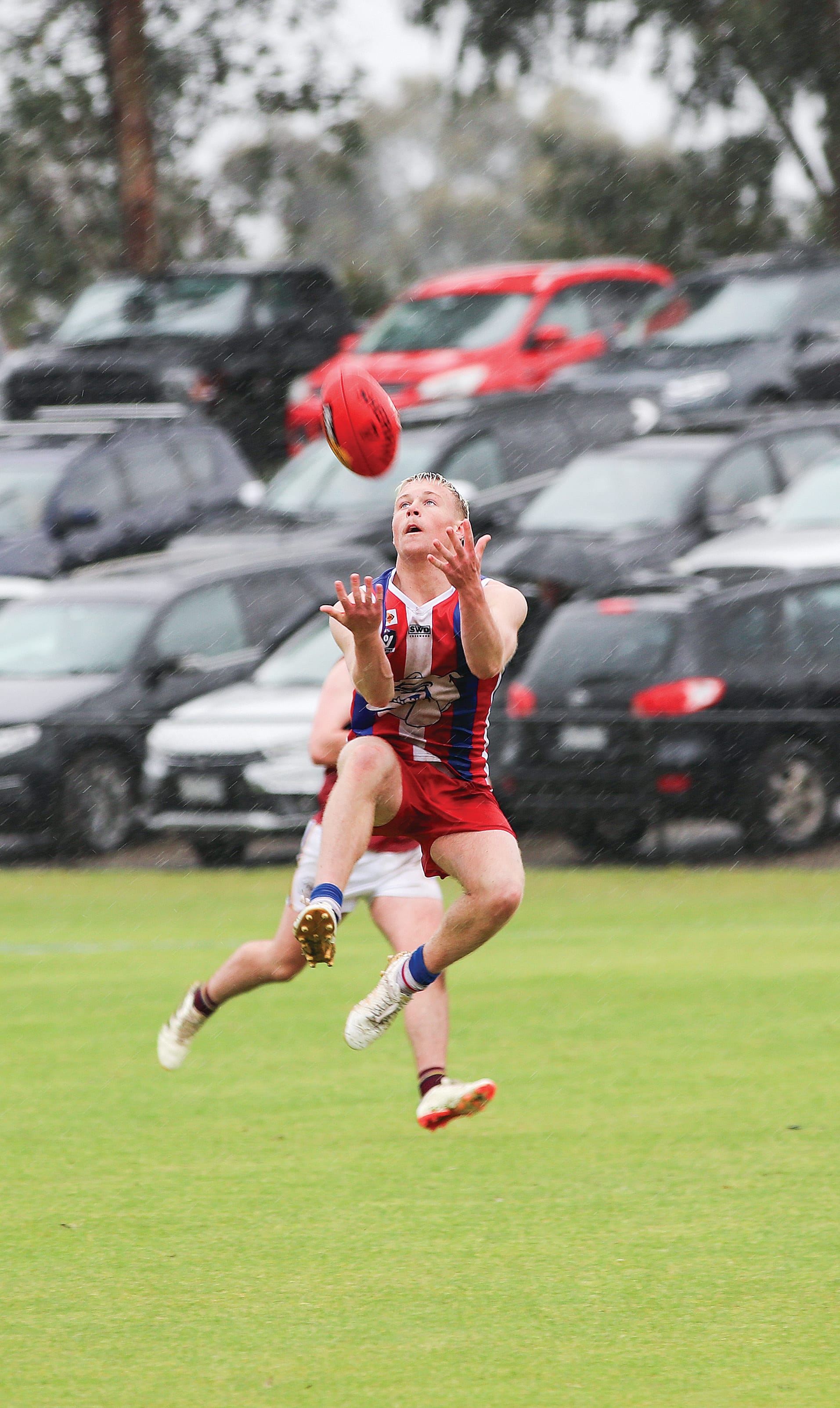 Phillip Island’s Lachlan Eastwood goes for a good mark against Dusties in the Under 16s grand final. Z12_3824