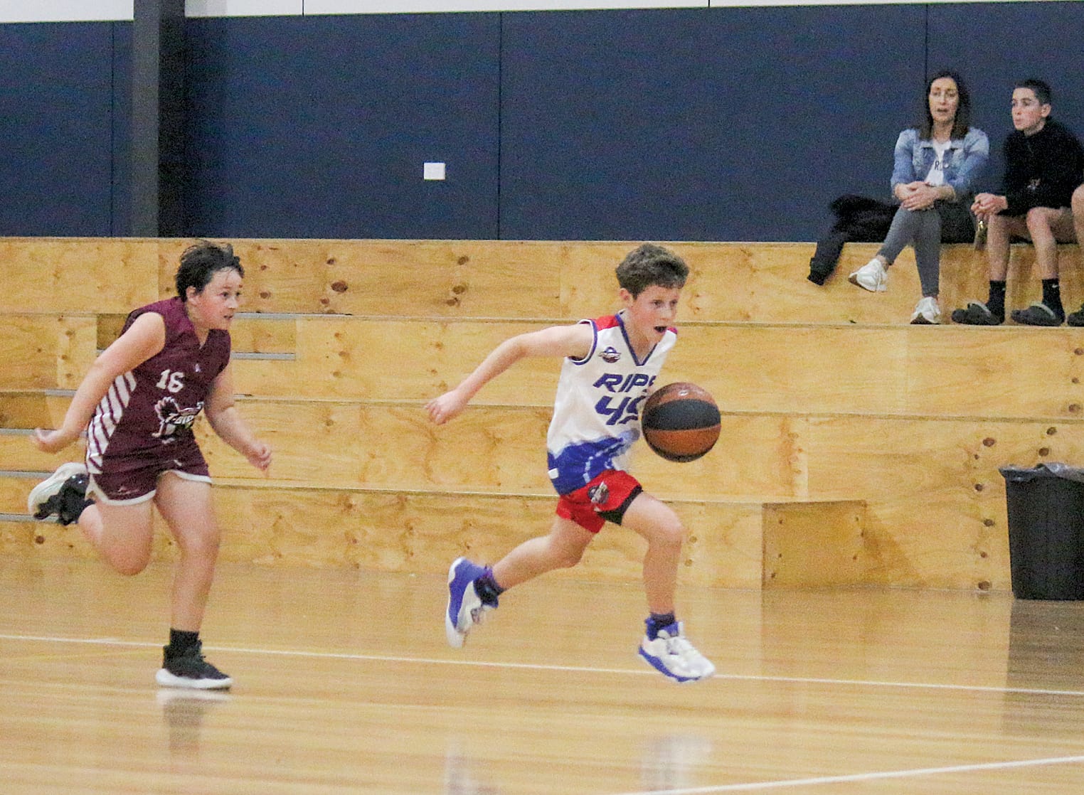 Harvey Oats for the Rips charges down the court. ob22_4324