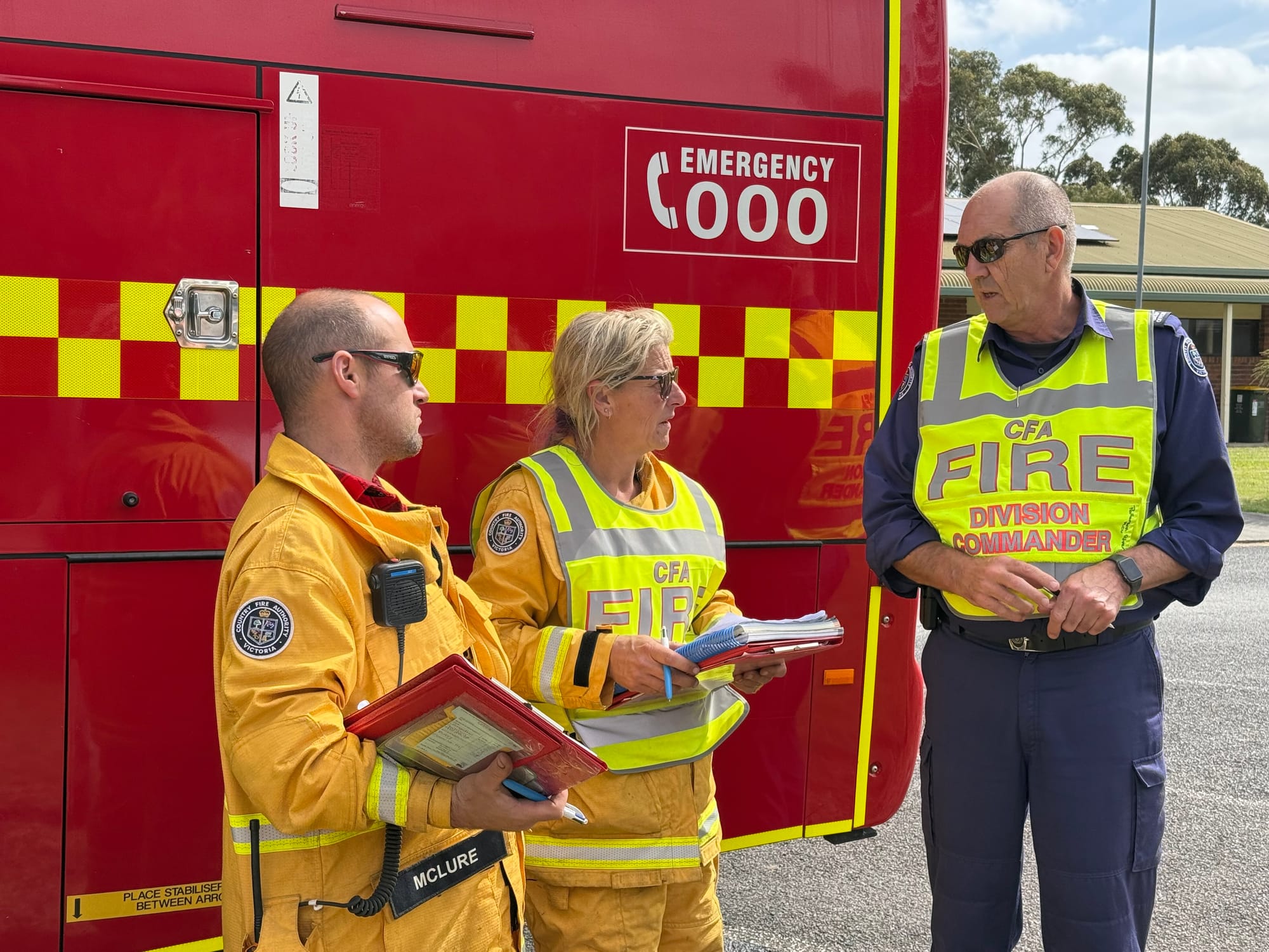 Favourable weather conditions today have allowed firefighters to continue strong firefighting efforts, which means residents in affected areas can return home.