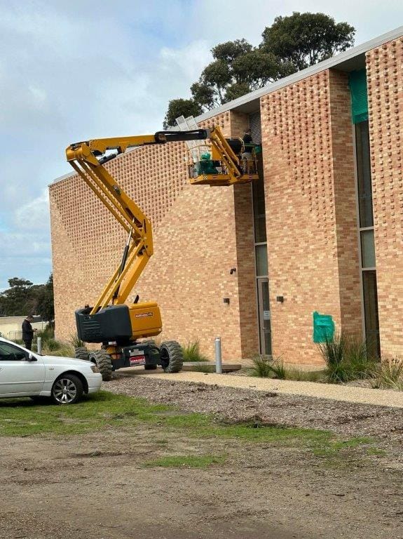 In May 2024, contractors used plastic film and sticky tape to cover openings in the Berninneit building in a failed attempt to achieve Passivhaus certification.