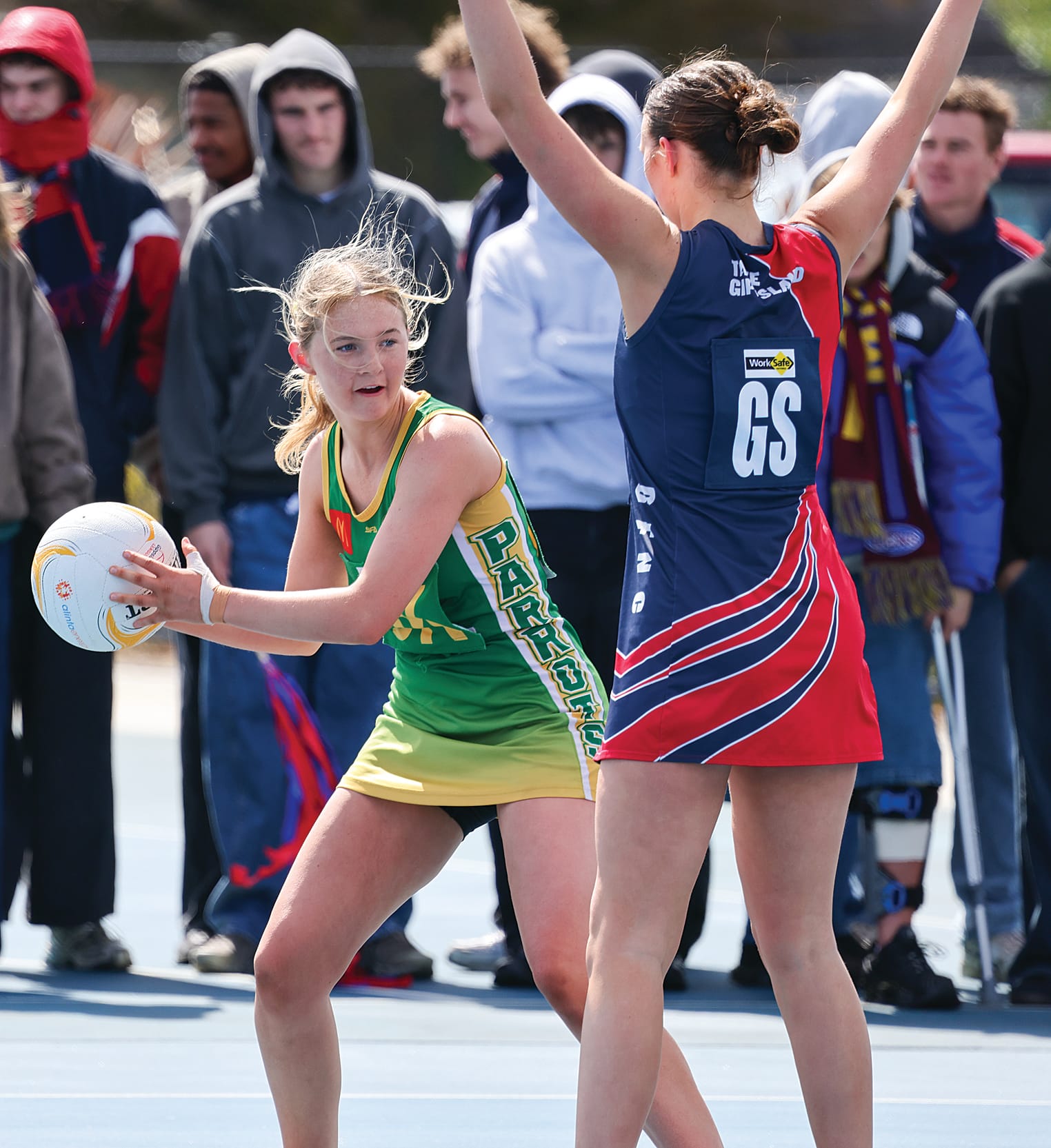 Hattie Jefferis looks past her defender to find a passing angle. W10_3825