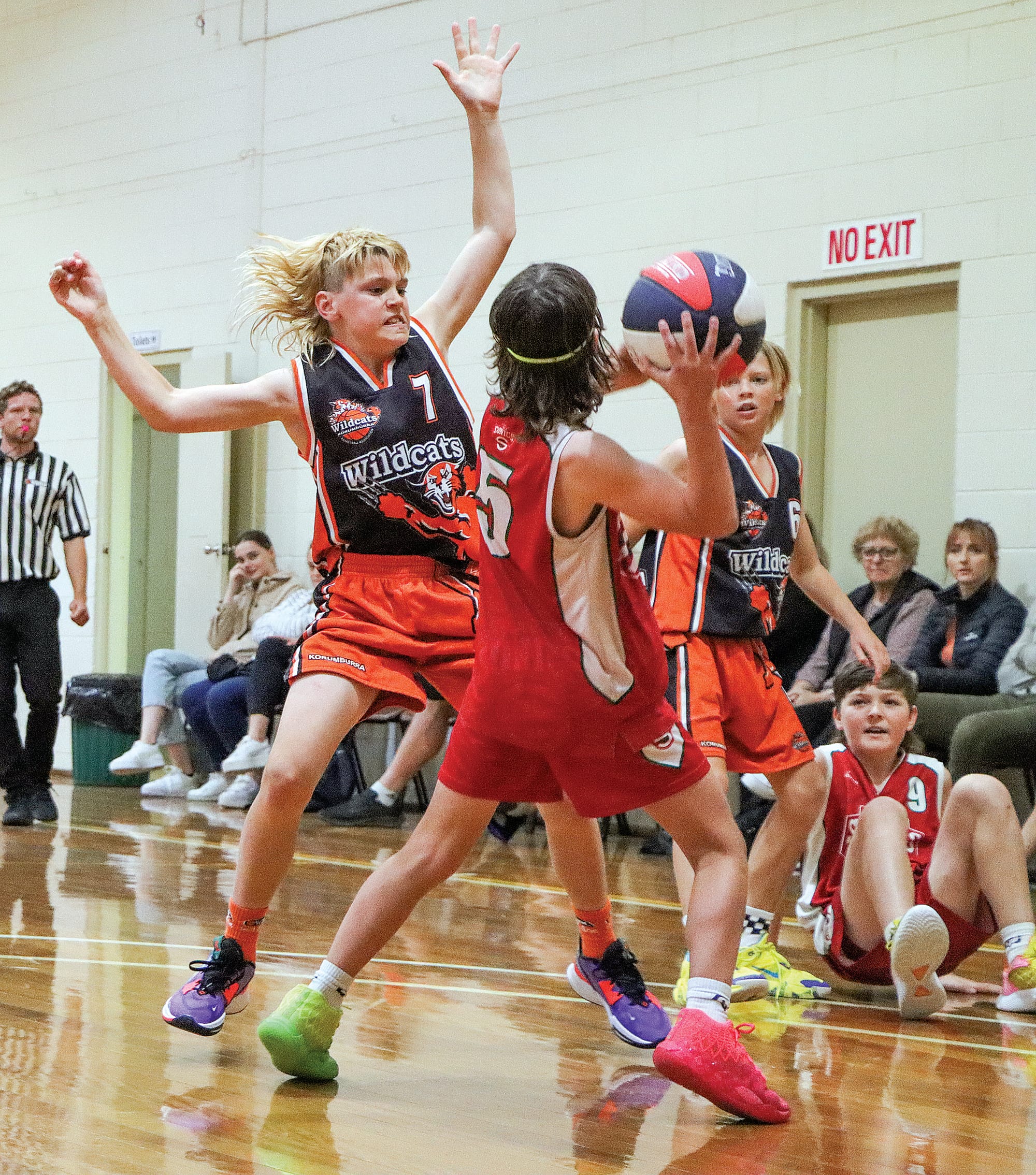 Korumburra’s Harry Whelan ensures there is no easy way past for Sale’s Hunter Wynd, but the Sonics triumphed in the under 14A match. A54_4322