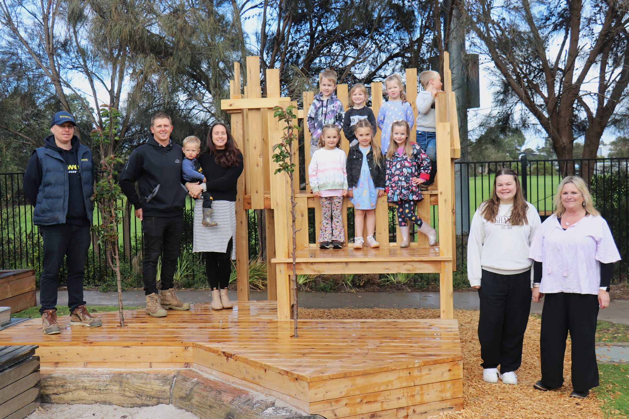 Bowens Account Manager Cameron Baum, Director of KotraBlt Tim Kotrba with wife, Ophelia and their son Levi Kotrba alongside four-year-old students Bodhi, Tallow, Lily, son Harry, Mina, Rafferty, and Quinn, and Newhaven Kinder educators Britt and Andrea. 
