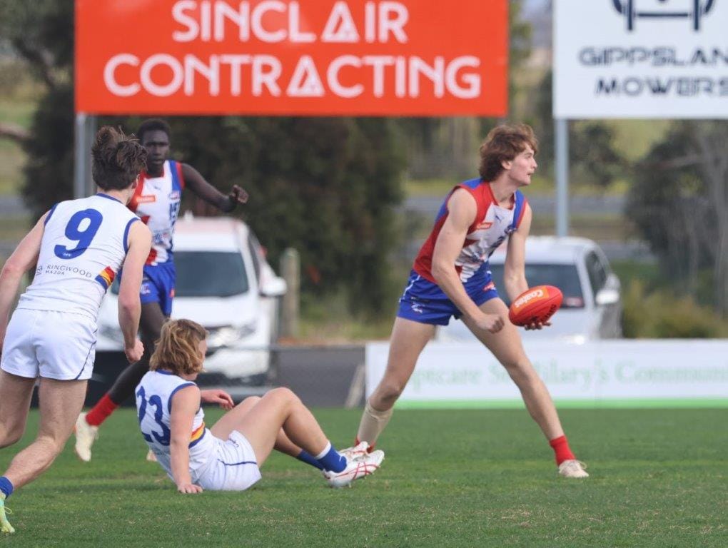Archer Reid feeds *it out during a creative game for Gippy Power last Sunday.