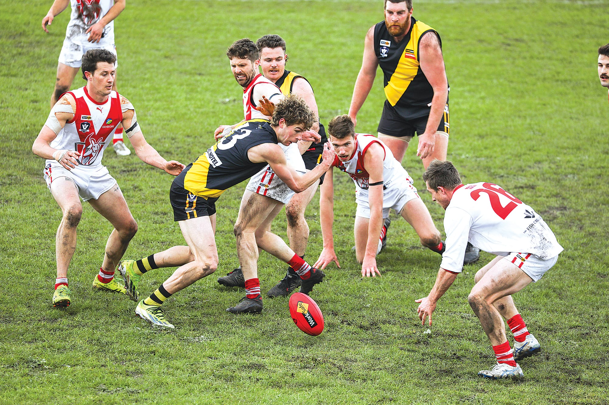 This battle is typical of the fiercely competitive semi-final in which Fish Creek triumphed by a goal over Foster. A05_3525