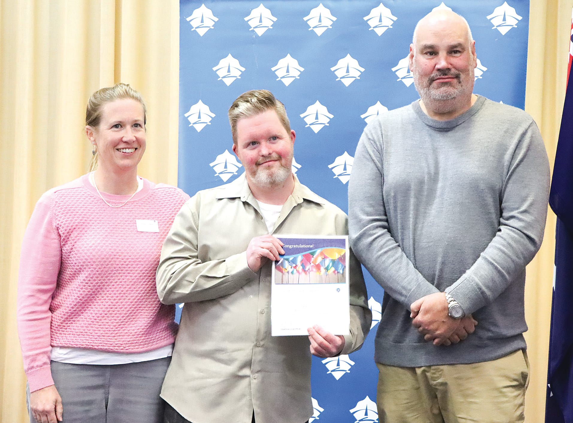 Samara Cunningham and Steve Canning of (it’s no) drama Ltd collect $2000 to assist with the cost of arts-specific disability awareness training, with Cr Scott Rae. A18_3124