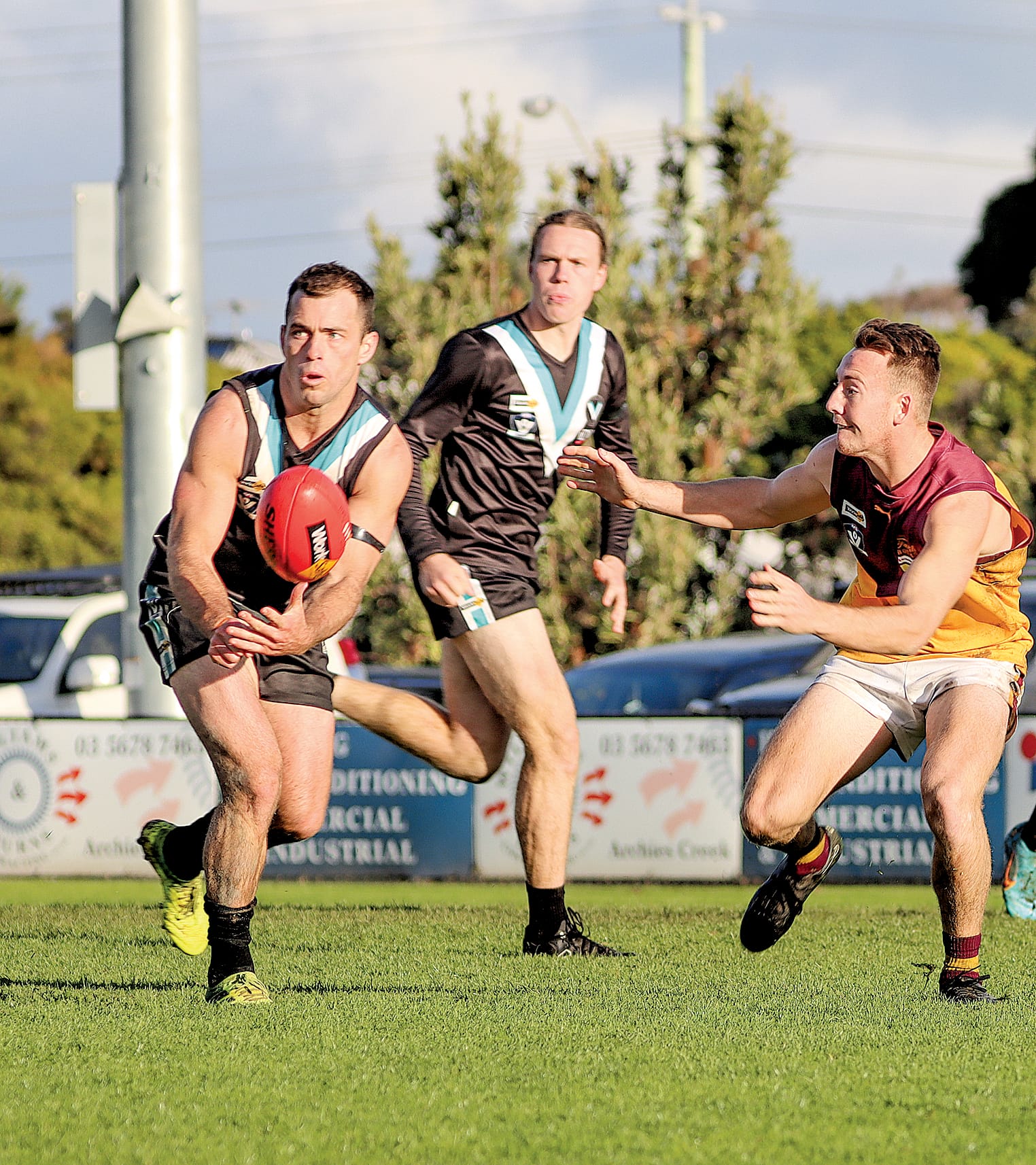 Coach Jarryd Blair sets up a scoring opportunity for Wonthaggi early in the final term. A38_1923