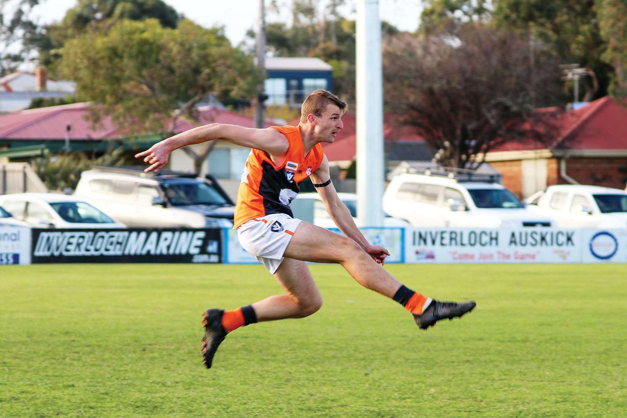 Matt Kennewell gets the ball from Inverloch and kicks it down the line. Z39_2223 