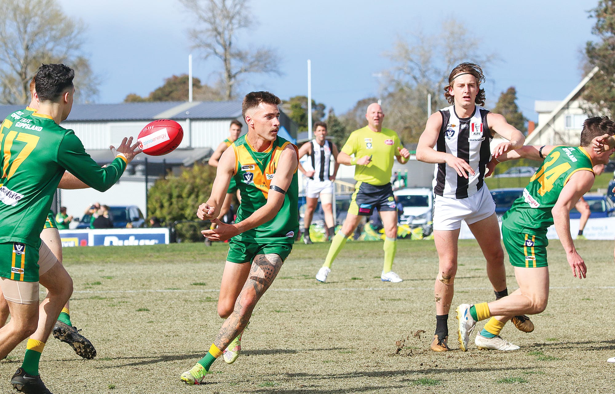 Josh Hopkins gets the look-away handpass to Luther Juric as the Parrots go into attack.