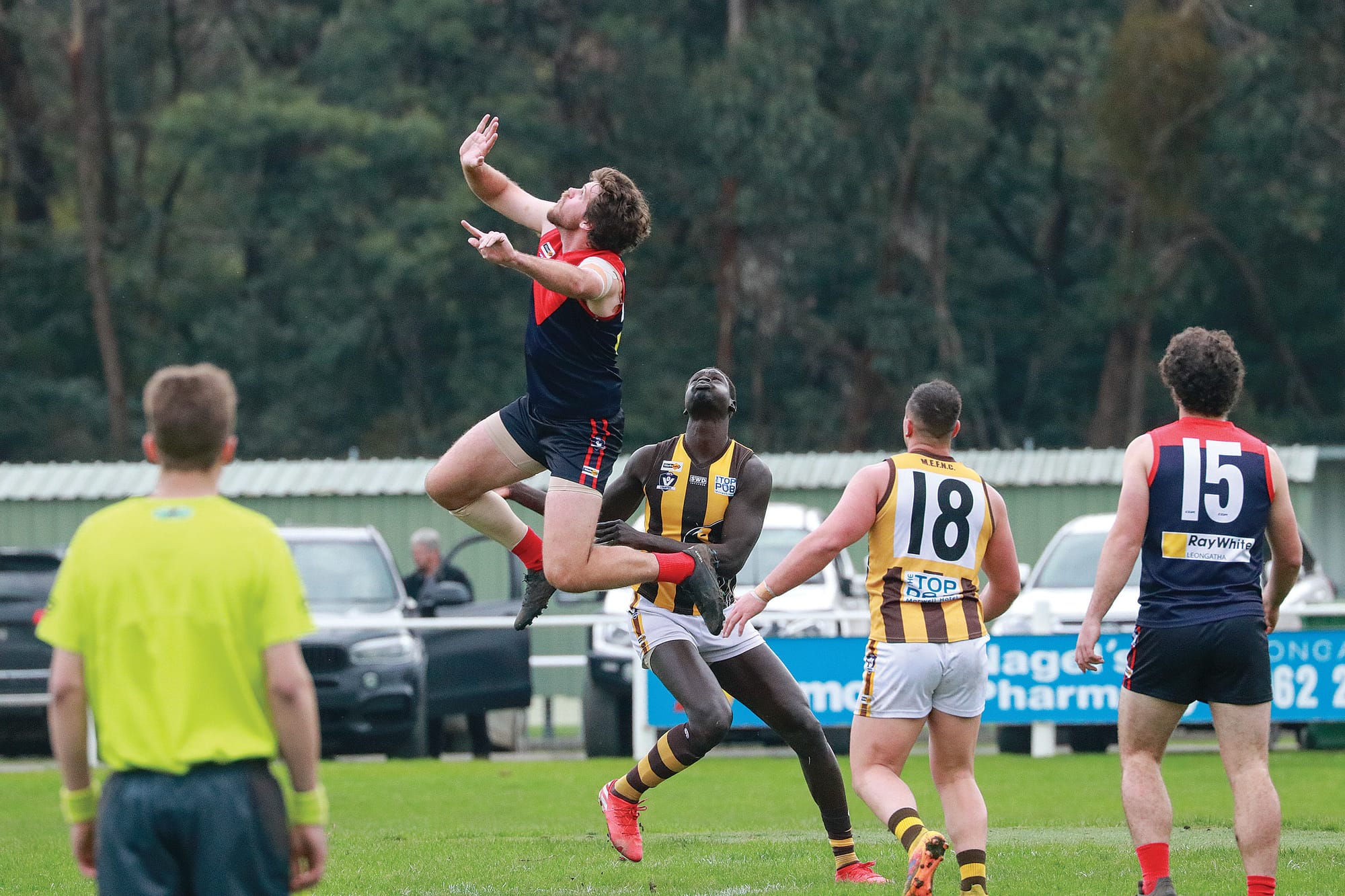Michael Smith attempts to win possession in the first quarter after a stoppage against Morwell. Z23_2323 