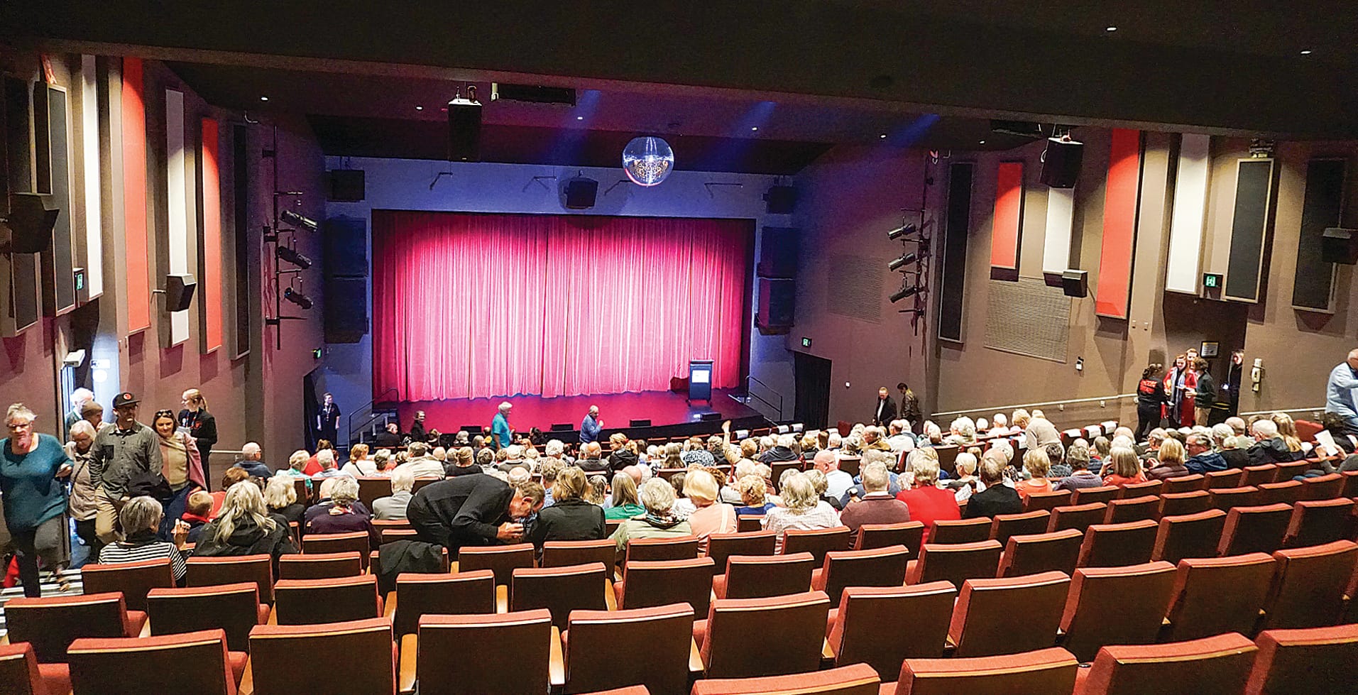 The theatre was jam-packed. Ns34_0725