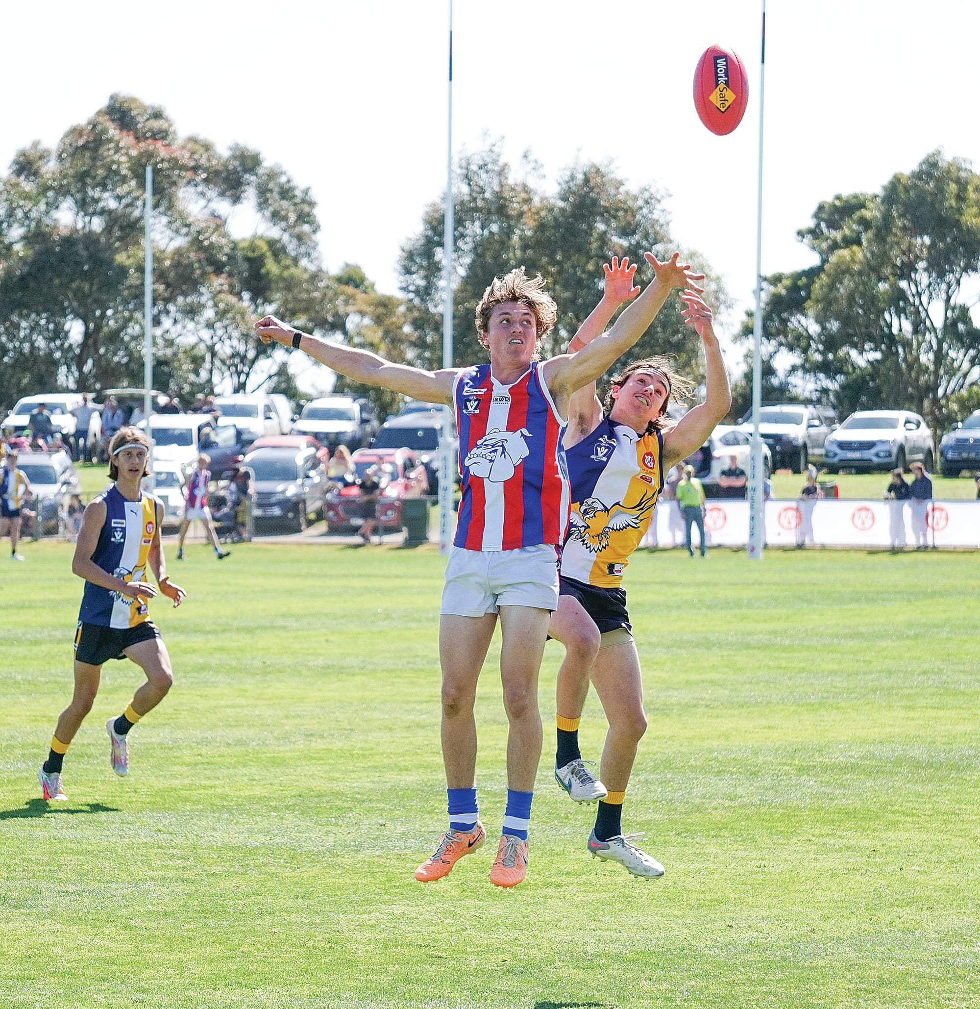 Blake Green and Noah Muller contend for possession. Ns123823