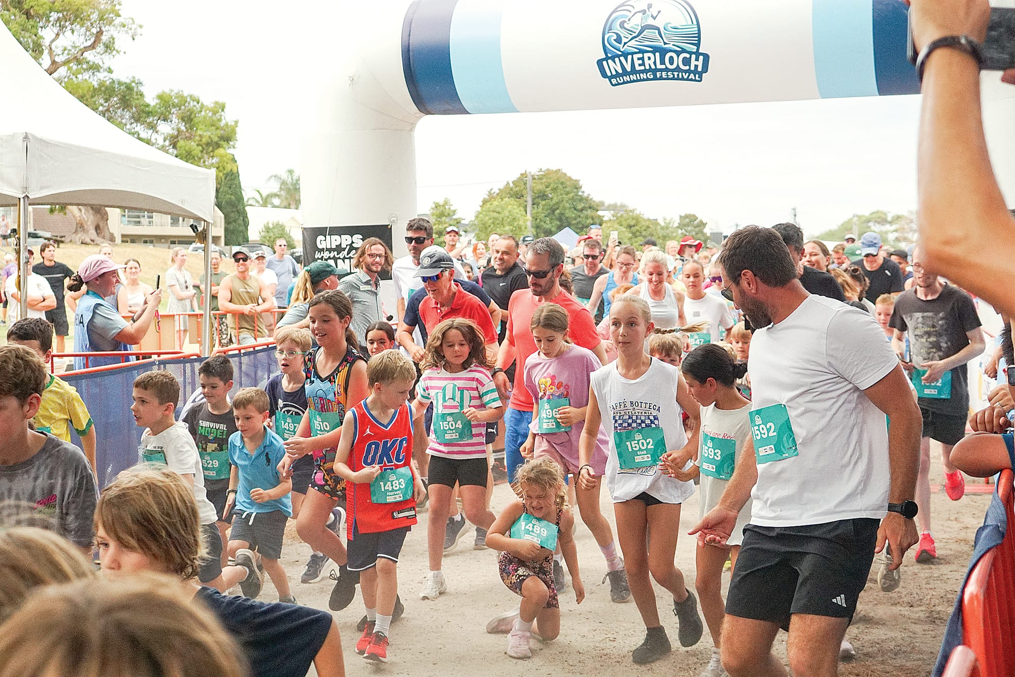 The two-kilometre run saw dozens of families join in. Ns19_1125