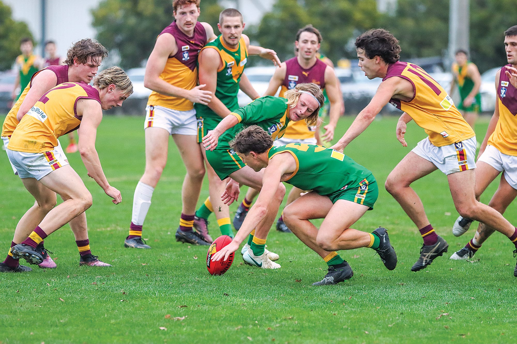 Leongatha and Drouin compete during the last quarter of the Parrots’ big win. A18_2225