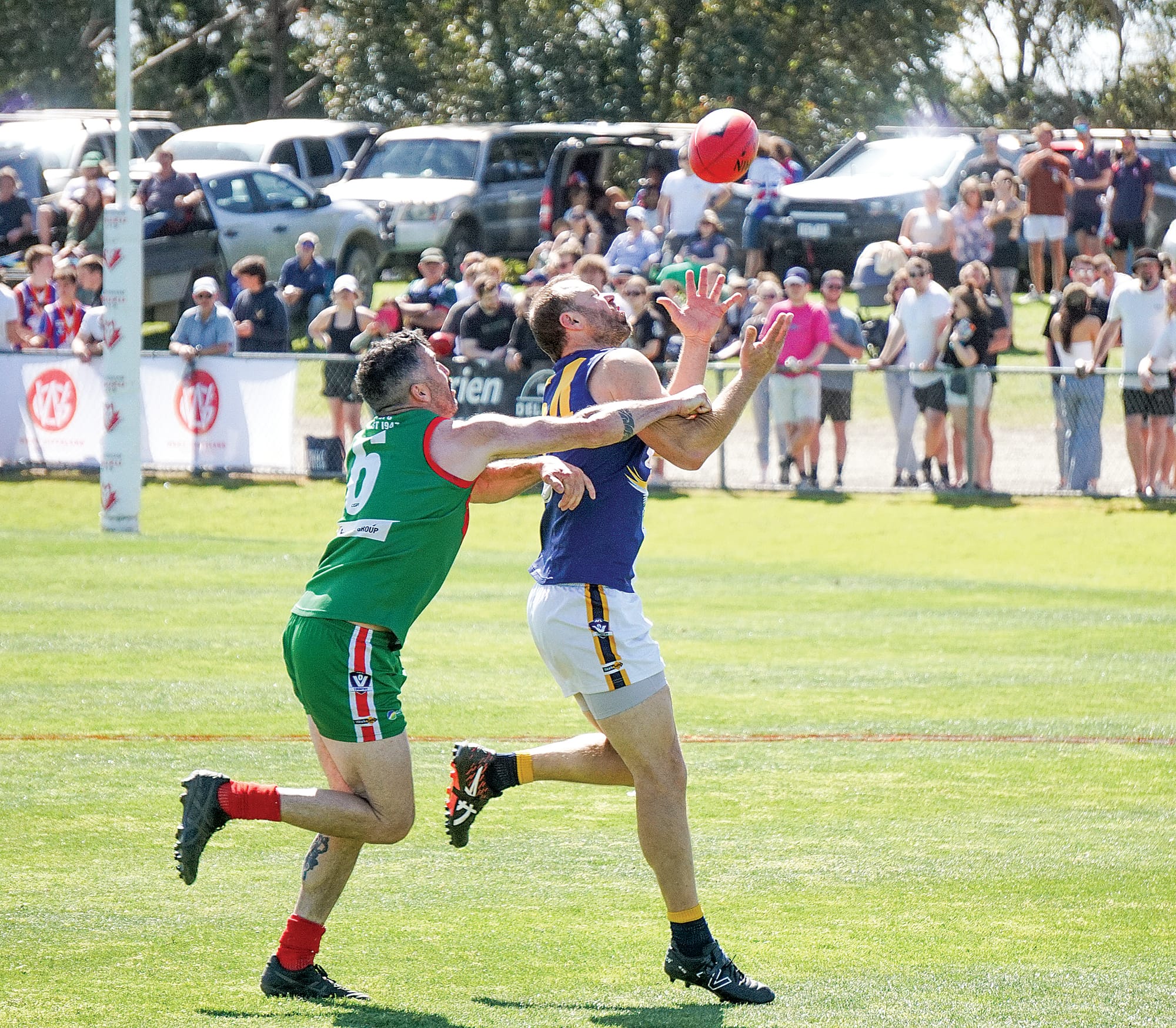 IK’s Lucas McMillan takes a great mark under pressure. Ns173823