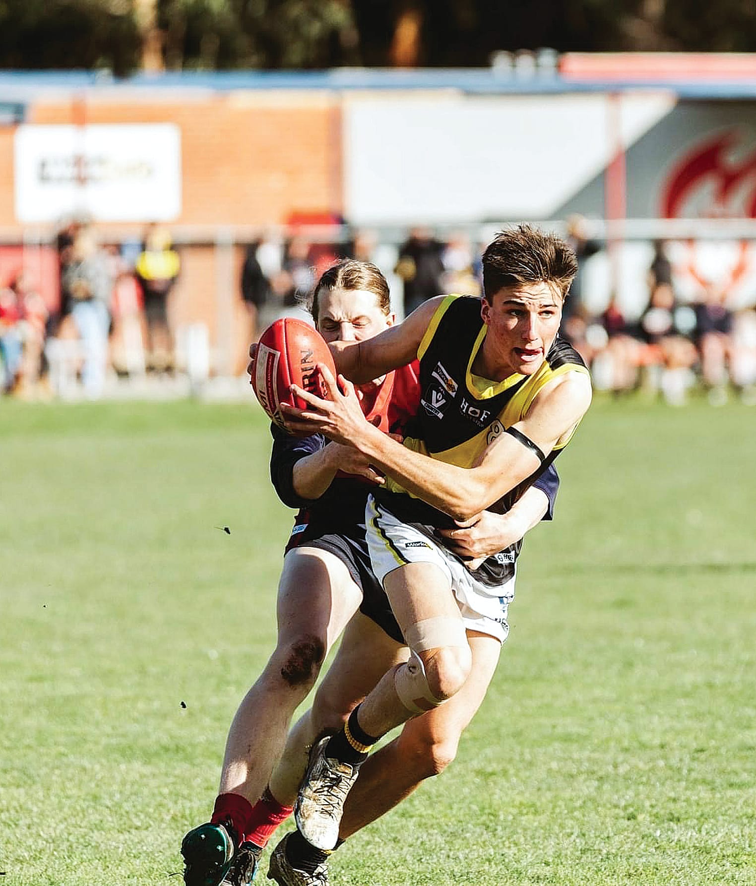 Jesse Chila pushes hard as his opponent closes in. Photo: Annie Holland