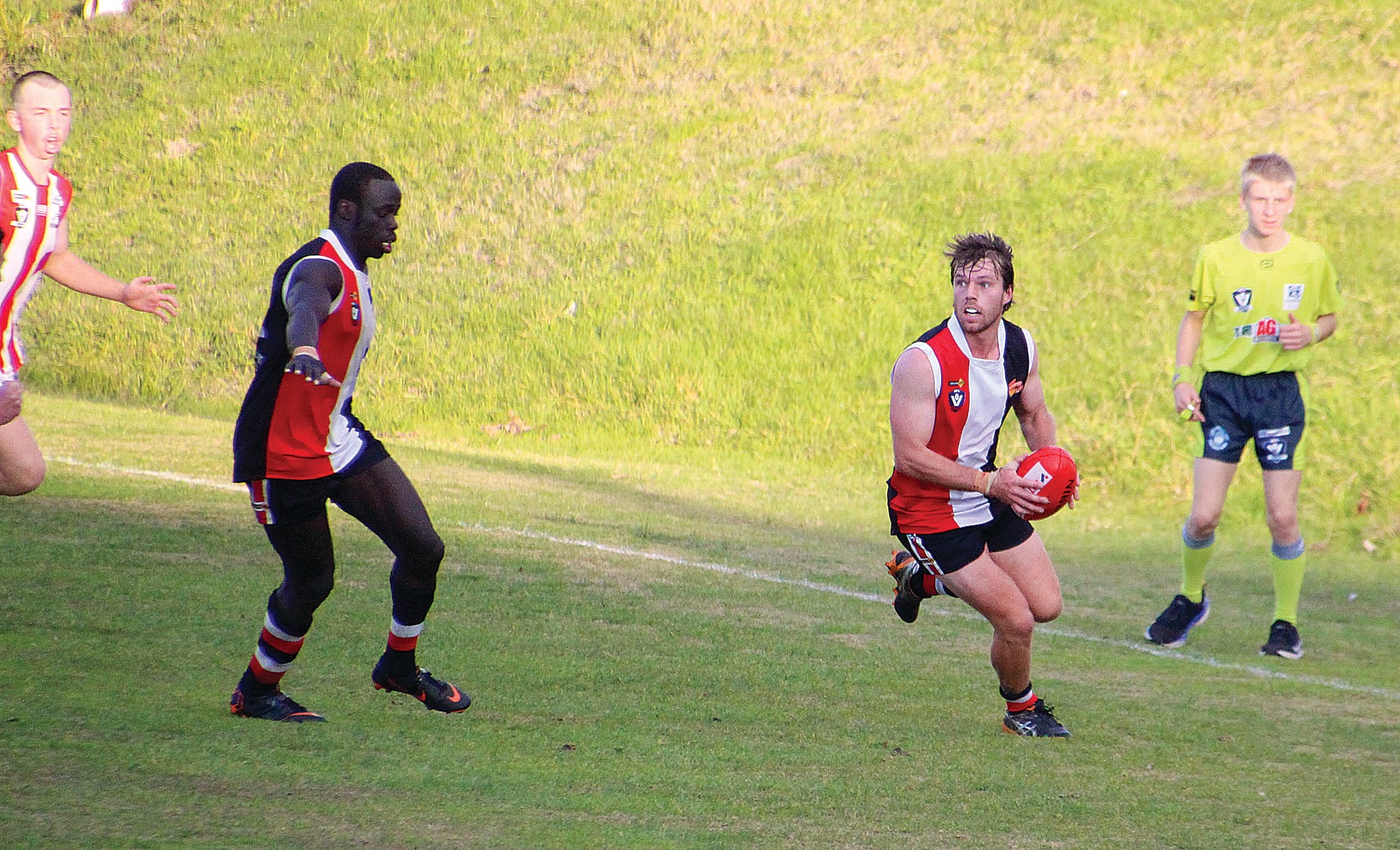 Jesse Heylen looks for a teammate to kick to.