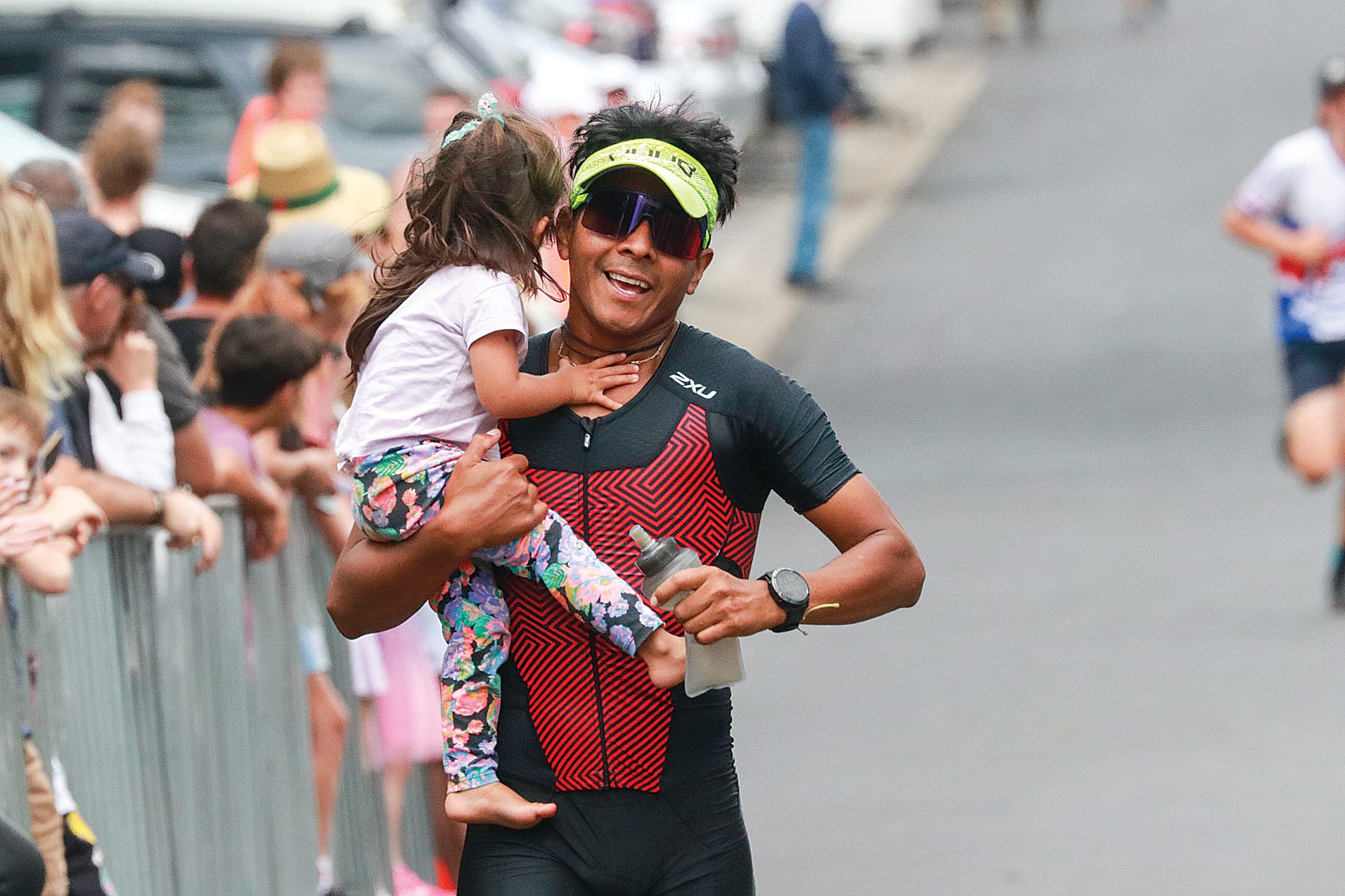 Elder Bejar runs through the Cowes Classic finish line with two-year-old daughter Mia. Z36_1024