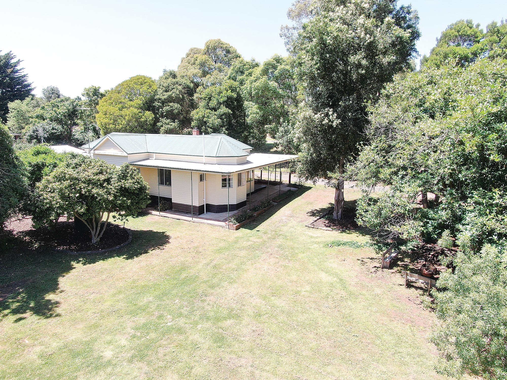 ‘Hidden Haven’ – 4.2 acres on the outskirts of town