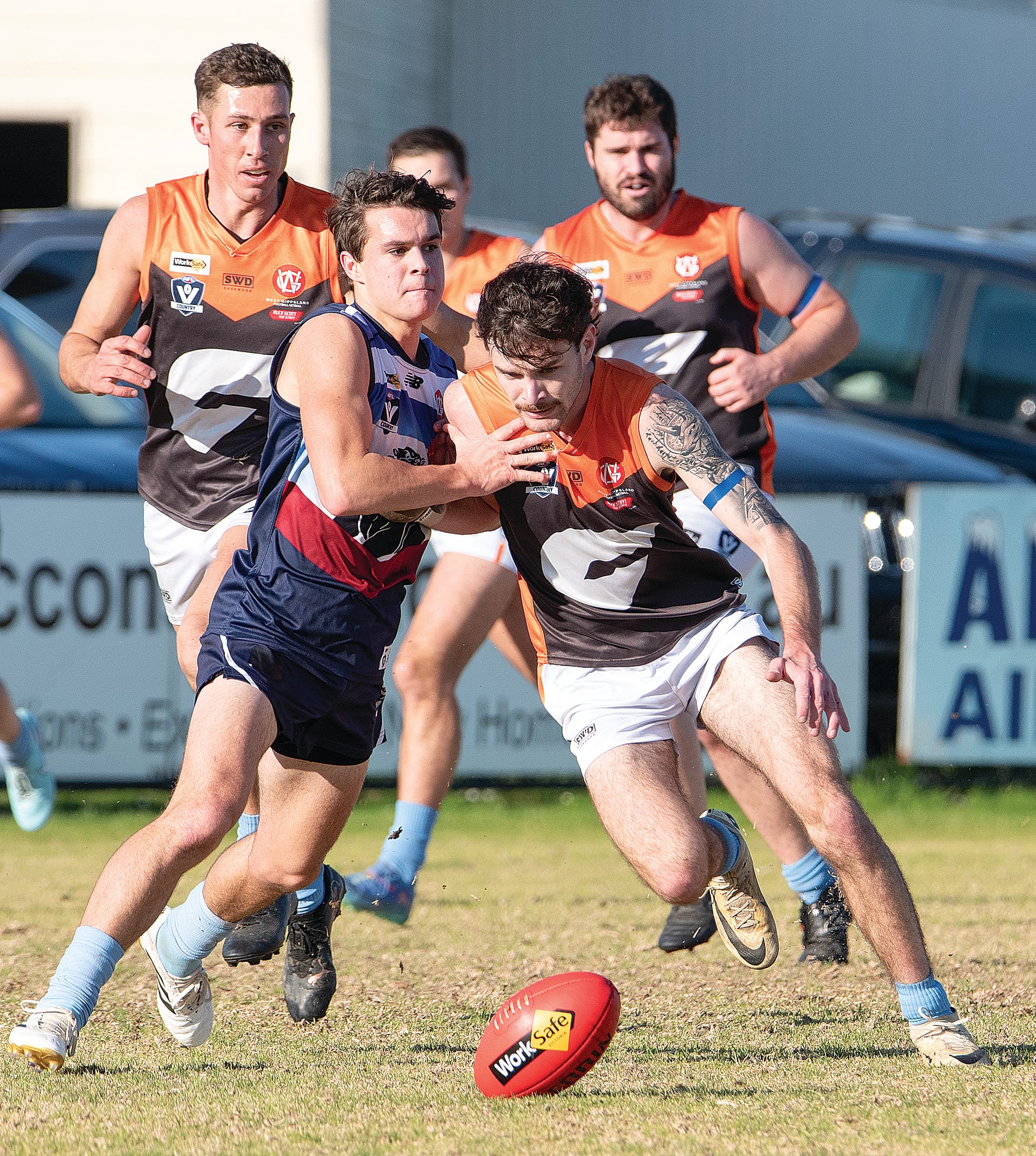 Eyes on the prize, Trent Cartmel (Kilcunda Bass) and Lachlan Smith (Korumburra-Bena) jostle for control of the Sherrin.