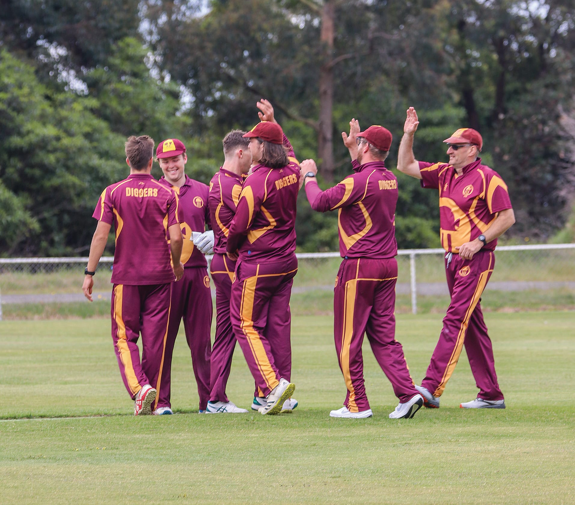 OMK celebrate capturing Cleeland’s scalp with the score 1/18. Z31_4523