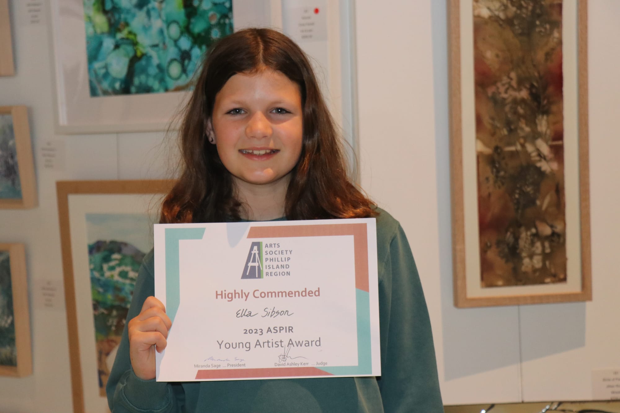 Newhaven College student Ella Sibson was awarded Highly Commended at the ASPIR art exhibition for her artwork ‘Walking on Country’. 