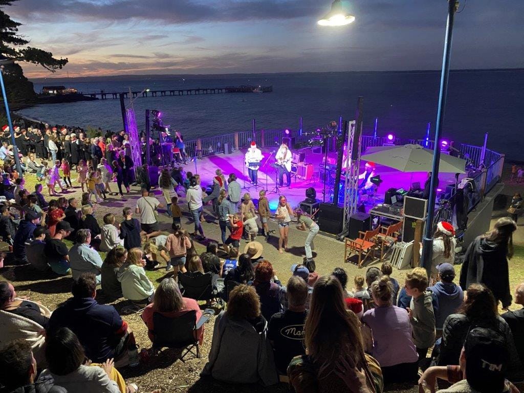 What a difference a week makes... finally some decent weather for the Cowes Christmas Carols.