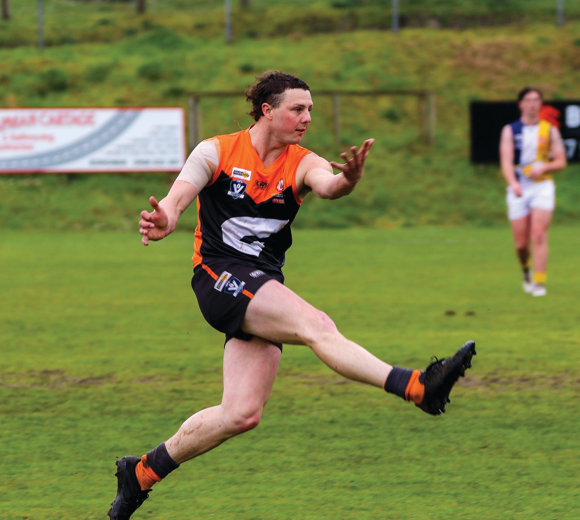 Rhys Dixon kicks out in the first quarter against Inverloch Kongwak. Z42_3323 